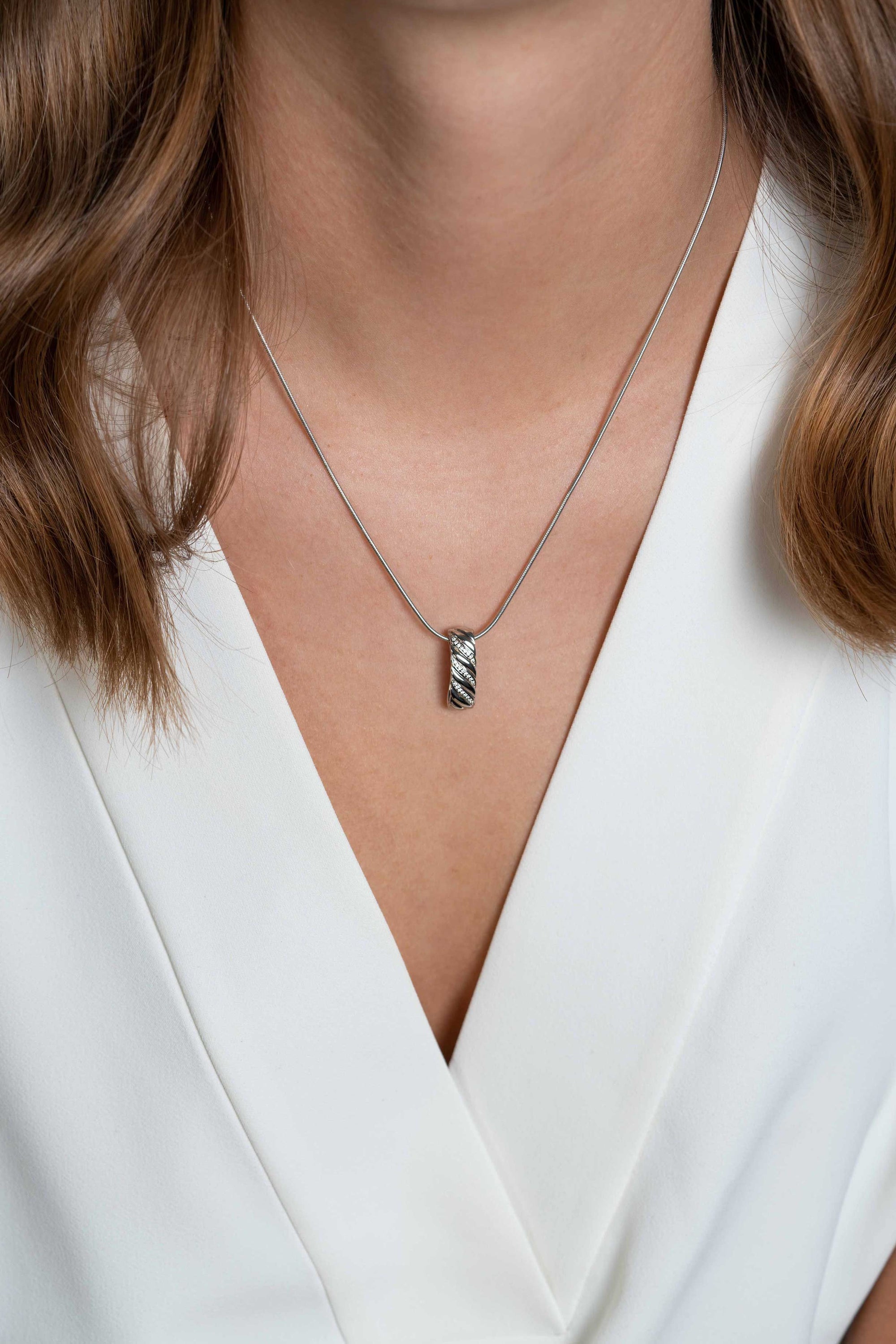 ZINZI zilveren hanger rechthoek met gedraaid effect en witte zirconia's 20mm ZIH2244 - PansiteNederland.nl