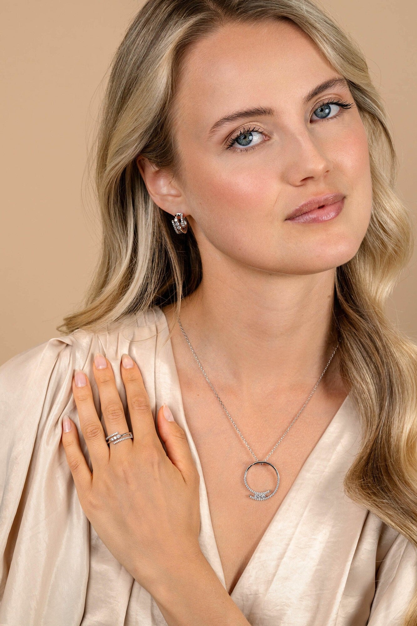 ZINZI zilveren multi-look oorringen met 3 rijen, bezet met witte zirkonia's 9mm breed met luxe klapsluiting 16mm ZIO2645 - PansiteNederland.nl