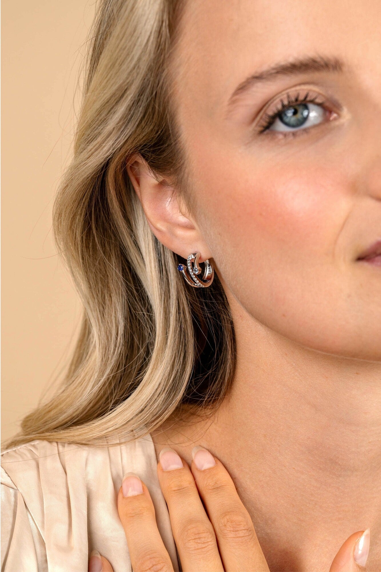 ZINZI zilveren multi-look oorringen met 3 rijen, bezet met blauwe kleurstenen en witte zirkonia's 10mm breed met luxe klapsluiting 16mm ZIO2646B - PansiteNederland.nl