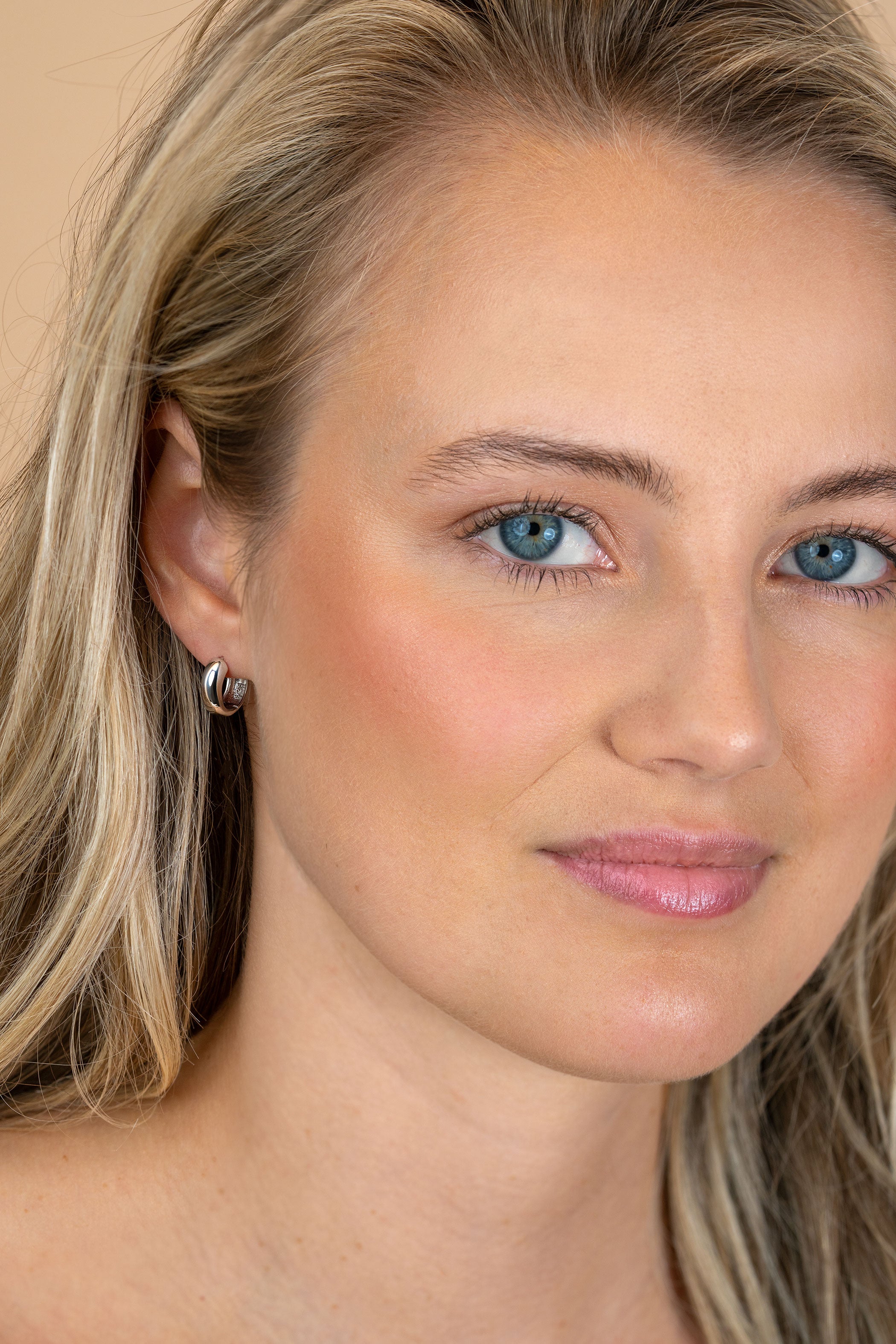 13,5mm ZINZI zilveren gladde oorbellen met brede ronde buis 5mm met luxe klapsluiting - ZIO2791