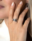 ZINZI zilveren cross-over ring met gladde banen en ronde zettingen met witte zirkonia ZIR2571 - PansiteNederland.nl