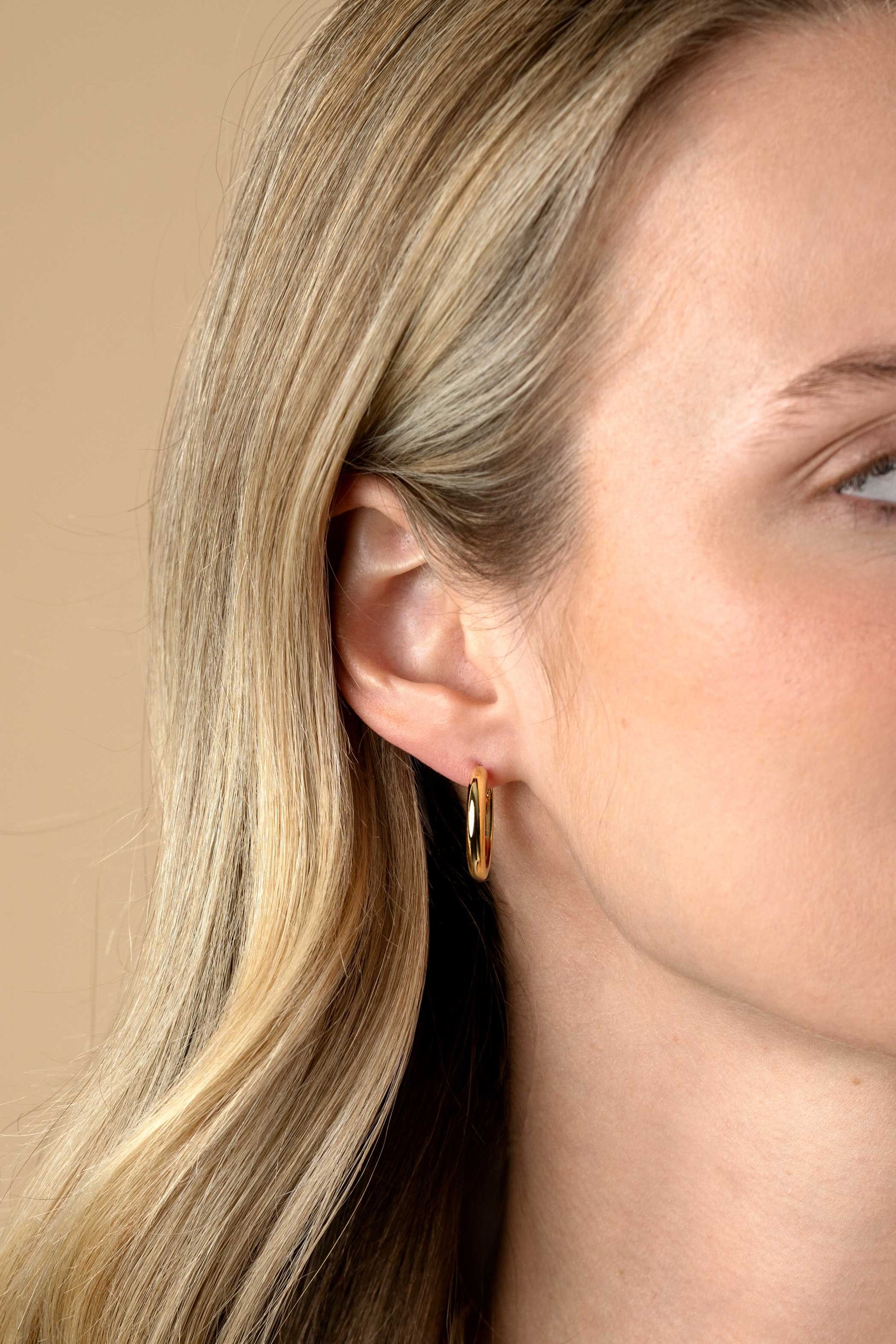 Zinzi gold plated zilveren oorringen gladde met ronde buis 3mm met luxe klapsluiting 20mm – ZIO2602G - PansiteNederland.nl