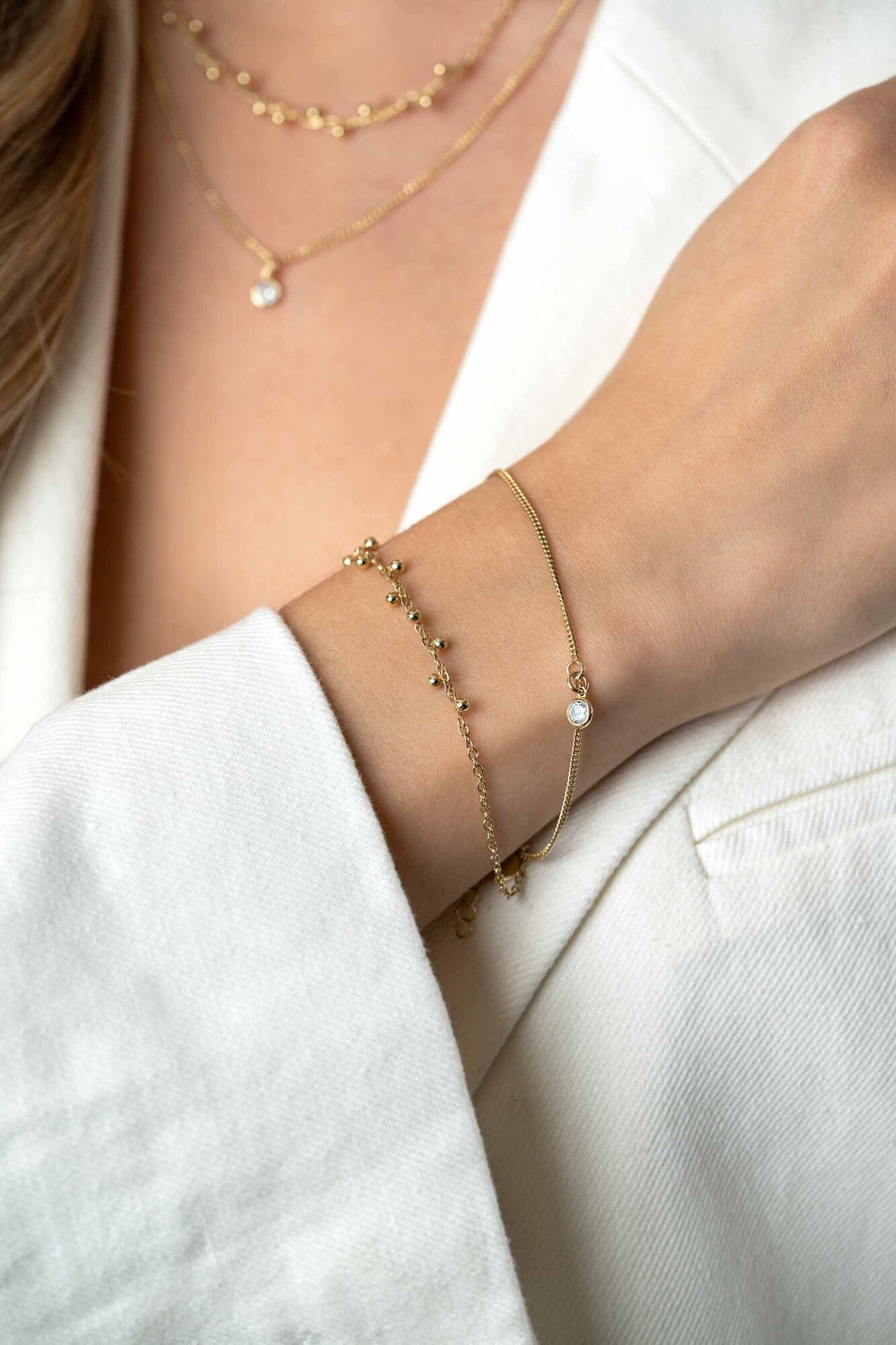 ZINZI gold plated zilveren multilook armband met ronde zetting witte zirconia en bolletjes 16,5-19cm - ZIA2520Y