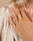 ZINZI gold plated zilveren multi-look ring (9mm breed) met 3 rijen, bezet met groene kleurstenen en witte zirkonia's ZIR2646G - PansiteNederland.nl