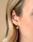 ZINZI gold plated zilveren oorstekers met bungelend witte zoetwaterparel 6mm in organische vorm 15mm - ZIO2643 - PansiteNederland.nl
