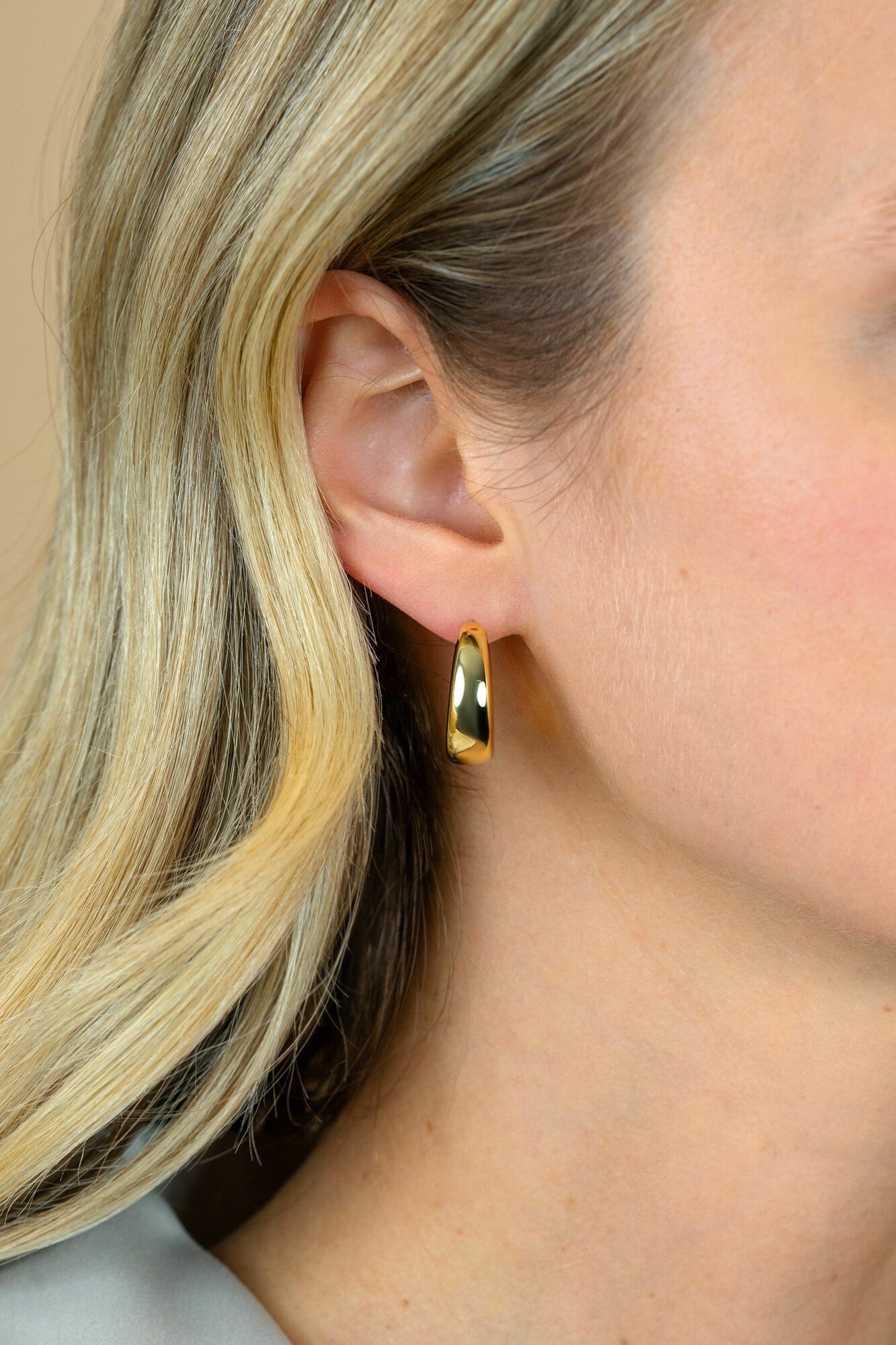 ZINZI gold plated zilveren oorringen met brede buis (7mm) en rond aflopend, handige bovensluiting 22mm ZIO2751G - PansiteNederland.nl