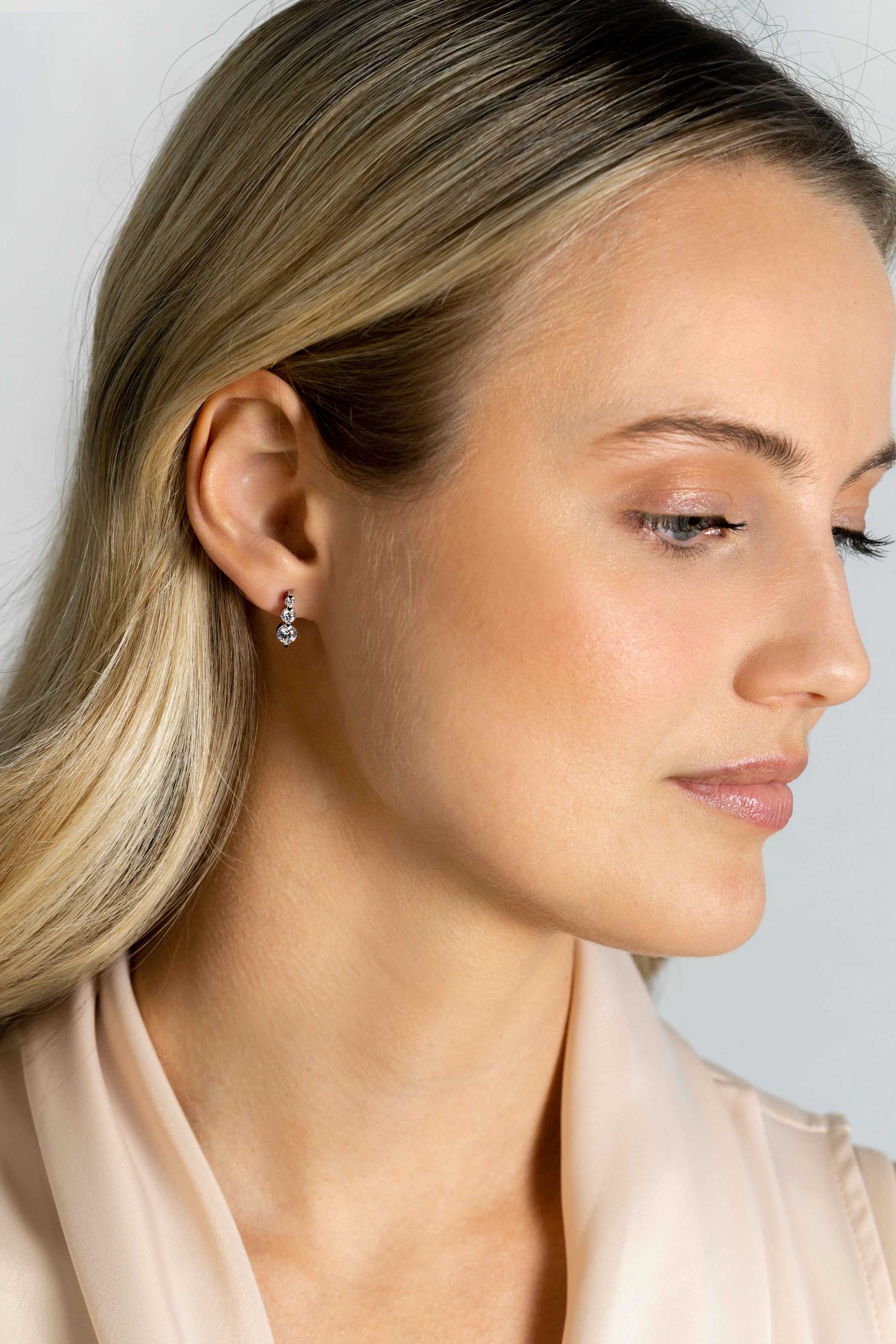 11mm ZINZI zilveren oorbellen, bezet met drie ronde witte zirconia's in oplopend formaat - ZIO2439