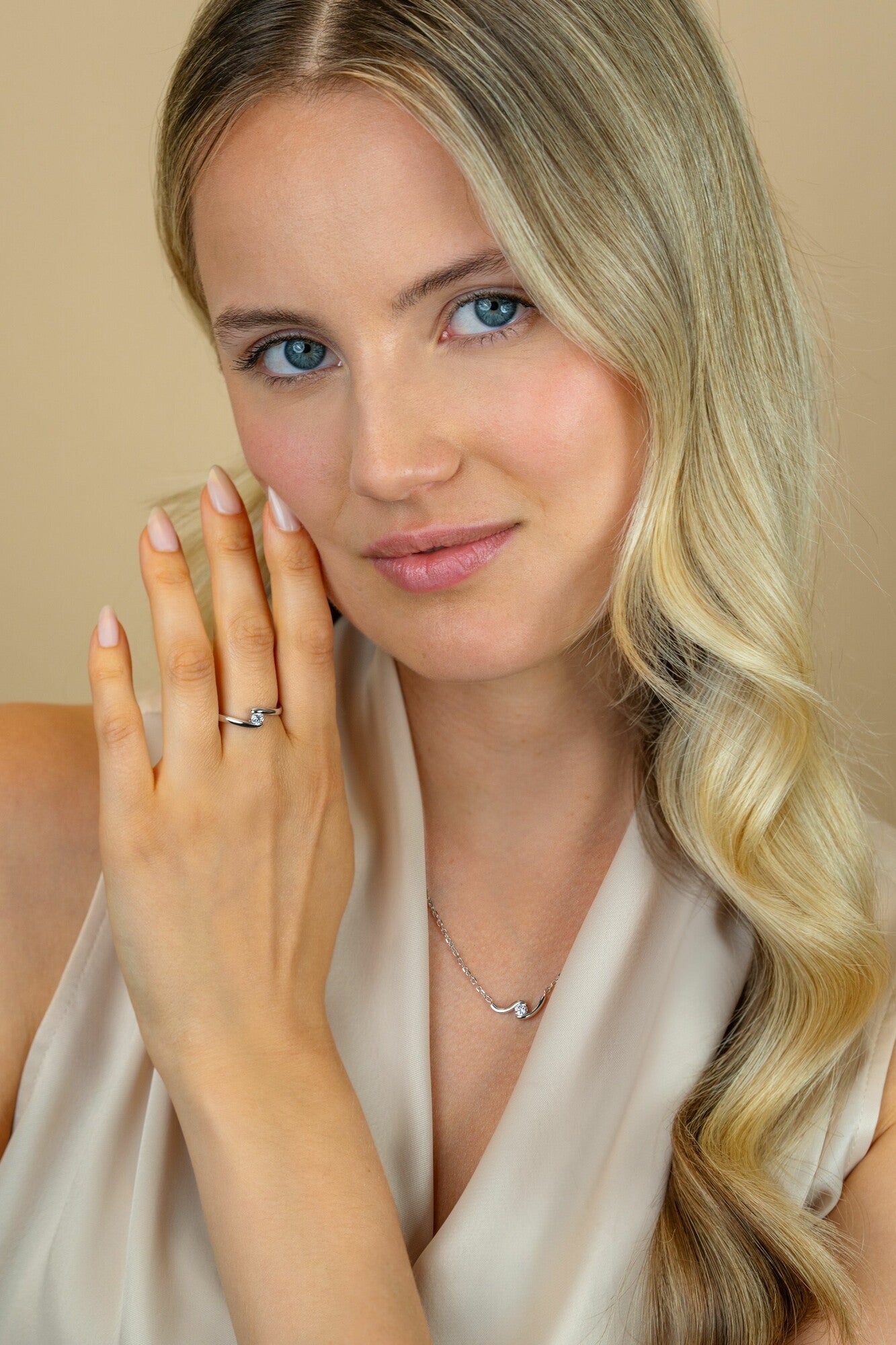 ZINZI zilveren ring (6mm breed) met ronde zirkonia, sierlijk omklemd door twee banen ZIR2766 - PansiteNederland.nl
