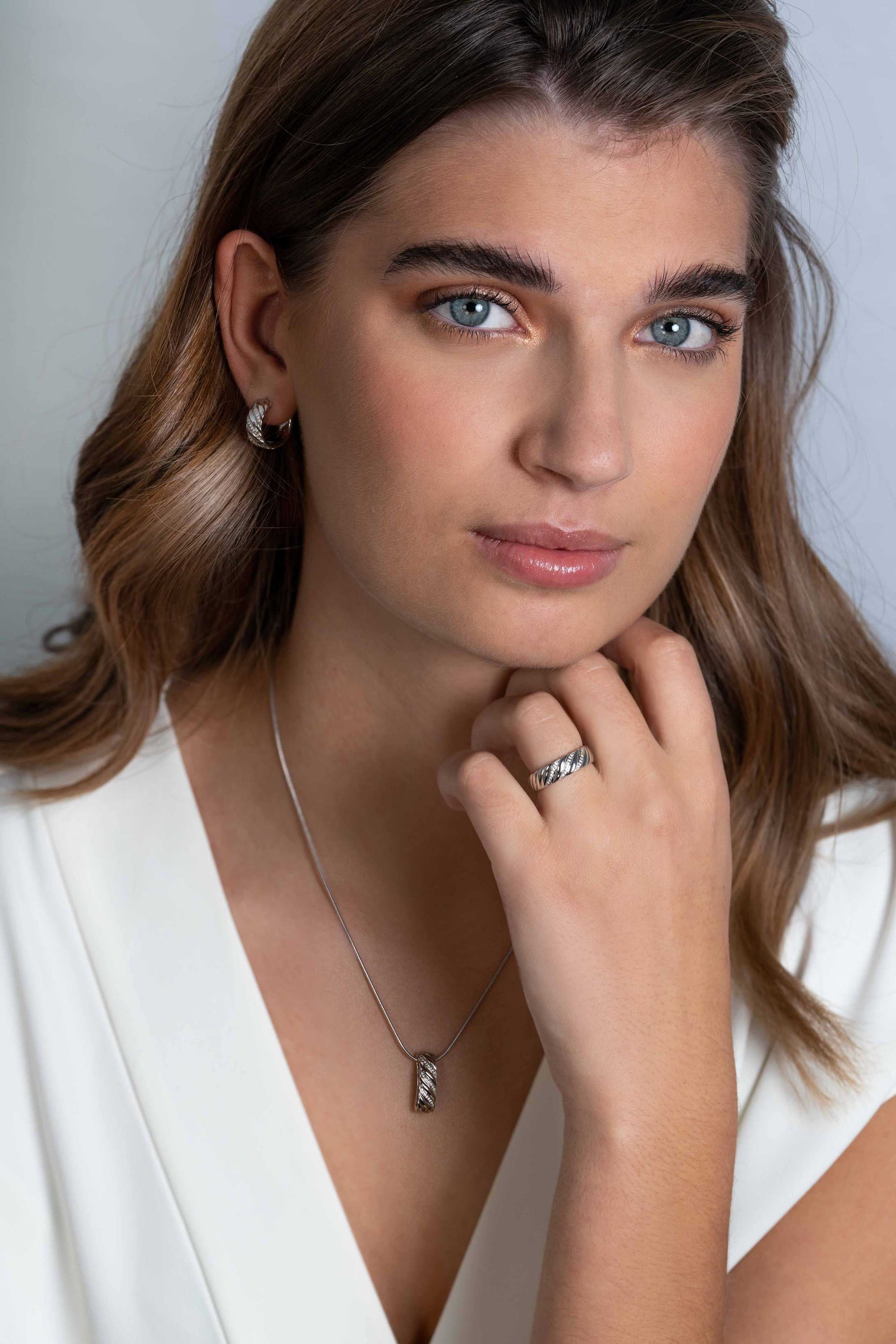 ZINZI zilveren hanger rechthoek met gedraaid effect en witte zirconia's 20mm ZIH2244 - PansiteNederland.nl