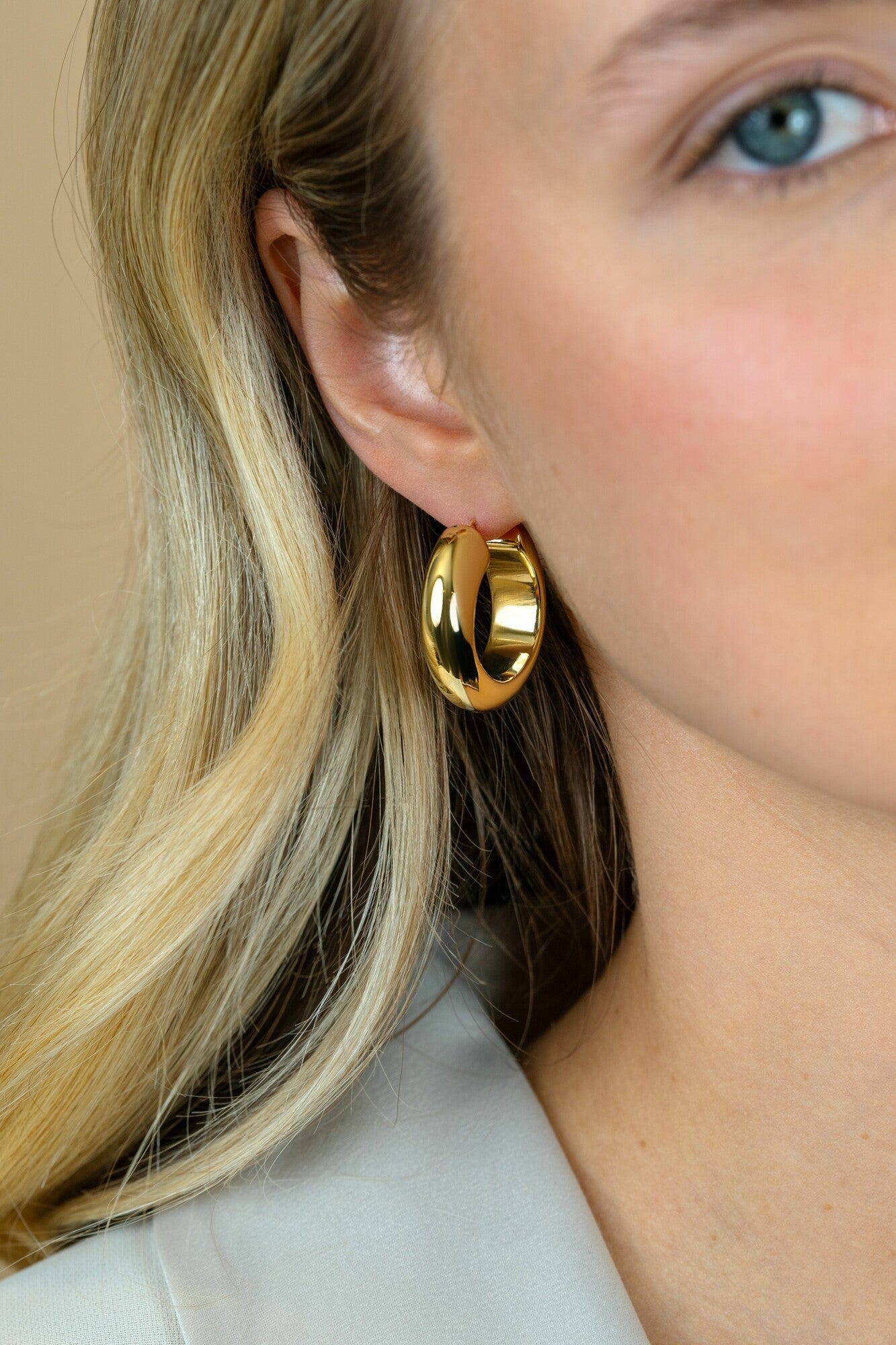 ZINZI gold plated zilveren oorringen met brede buis (8mm) en rond model, handige bovensluiting 28mm ZIO2749G - PansiteNederland.nl