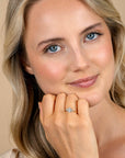 ZINZI gold plated zilveren verlovingsring met grote ovale witte zirkonia (7mm) en kleinere zirkonia's, met klein hartje aan de zijkant ZIR2698Y - PansiteNederland.nl
