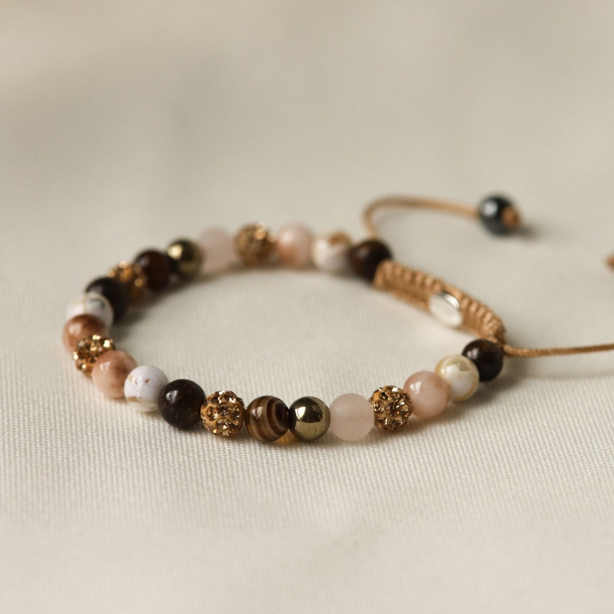 Karma Spiral Lylou XS armband goud gedragen