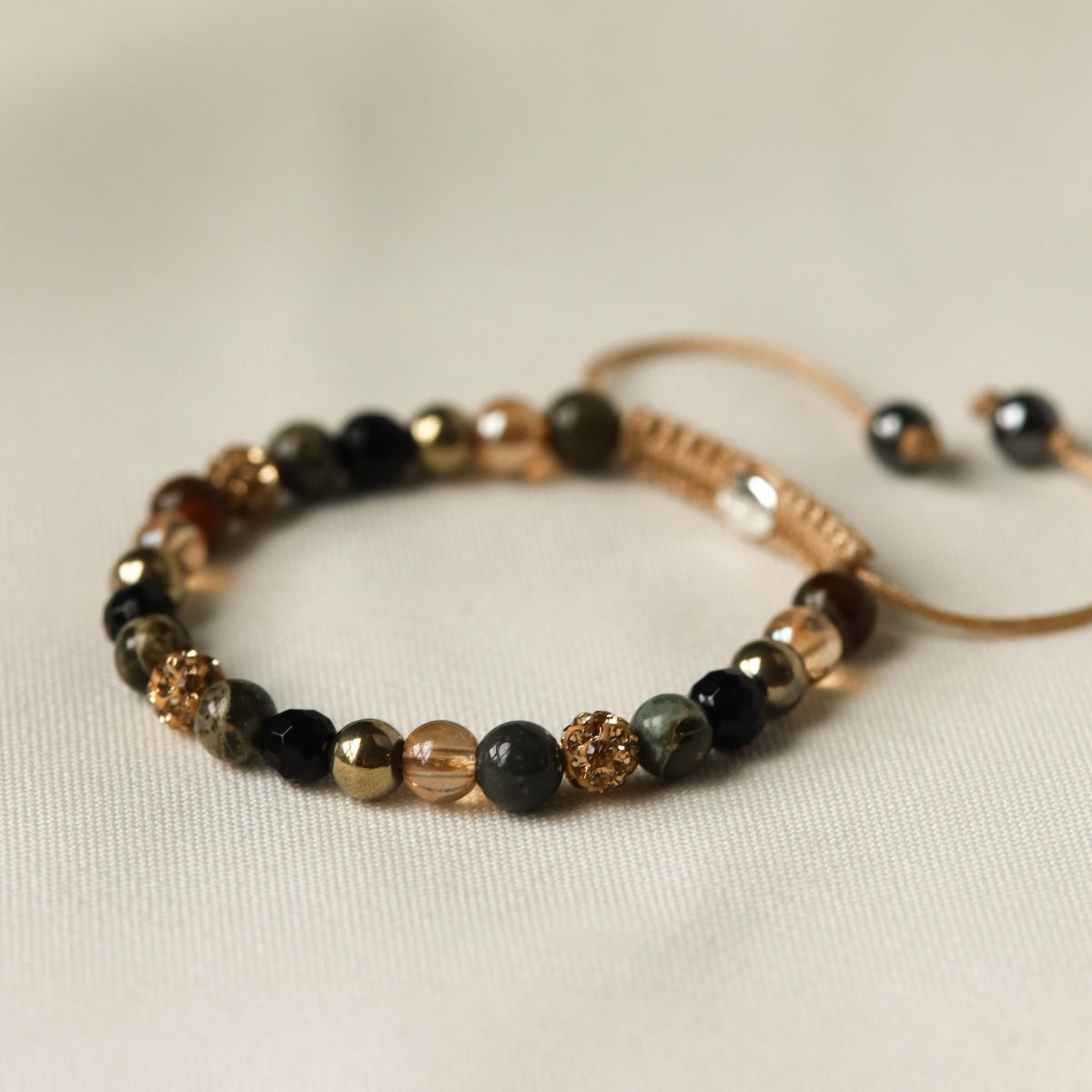 Karma Spiral Amaya XS armband goud gedragen