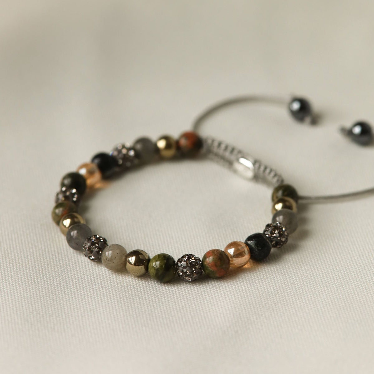 Karma Spiral Adjani XS armband grijs gedragen