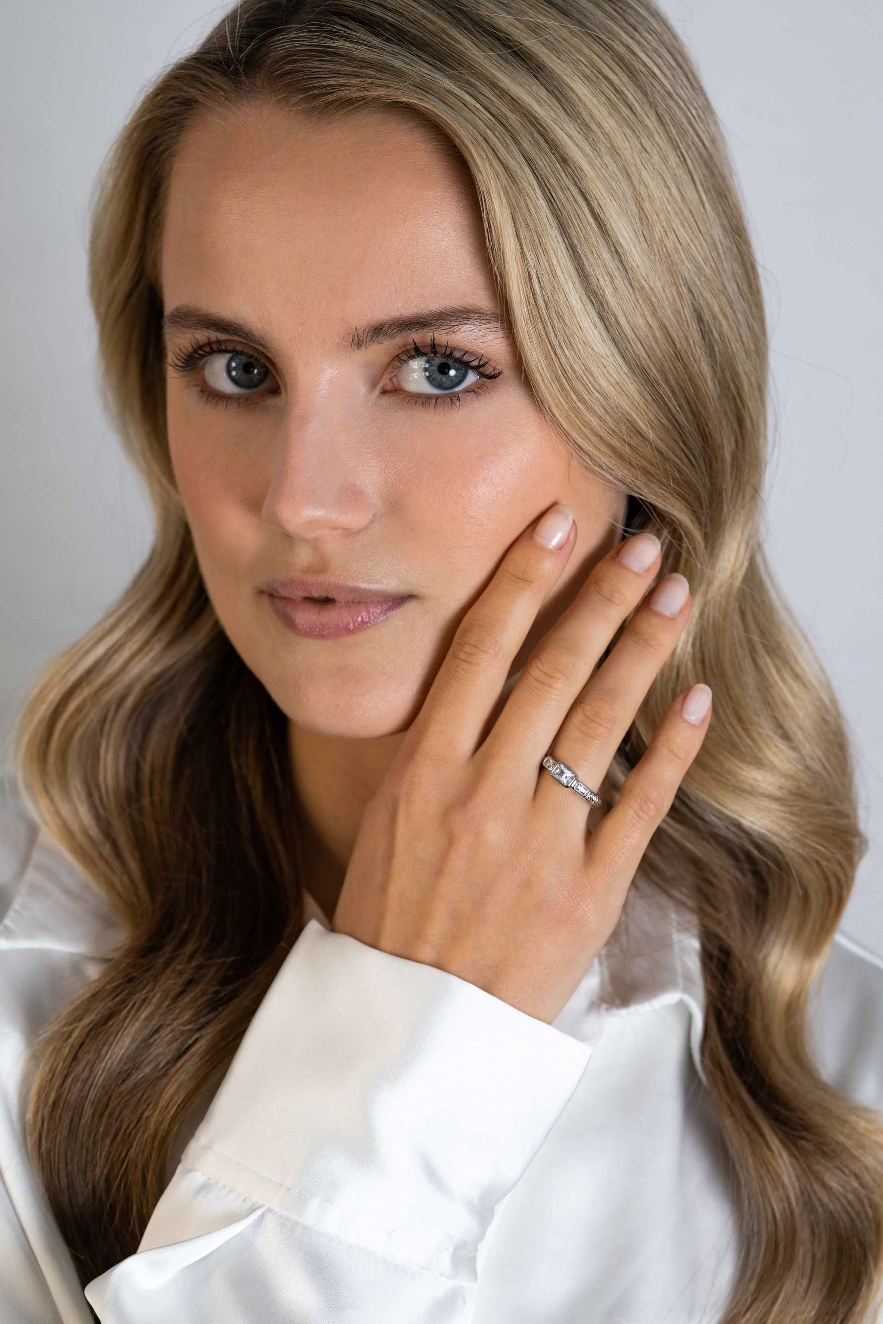 ZINZI zilveren elegante ring, met drie rechthoekige zirkonia's en een scheen met gedraaide bewerking ZIR2396 - PansiteNederland.nl