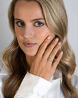 ZINZI zilveren elegante ring, met drie rechthoekige zirkonia's en een scheen met gedraaide bewerking ZIR2396 - PansiteNederland.nl