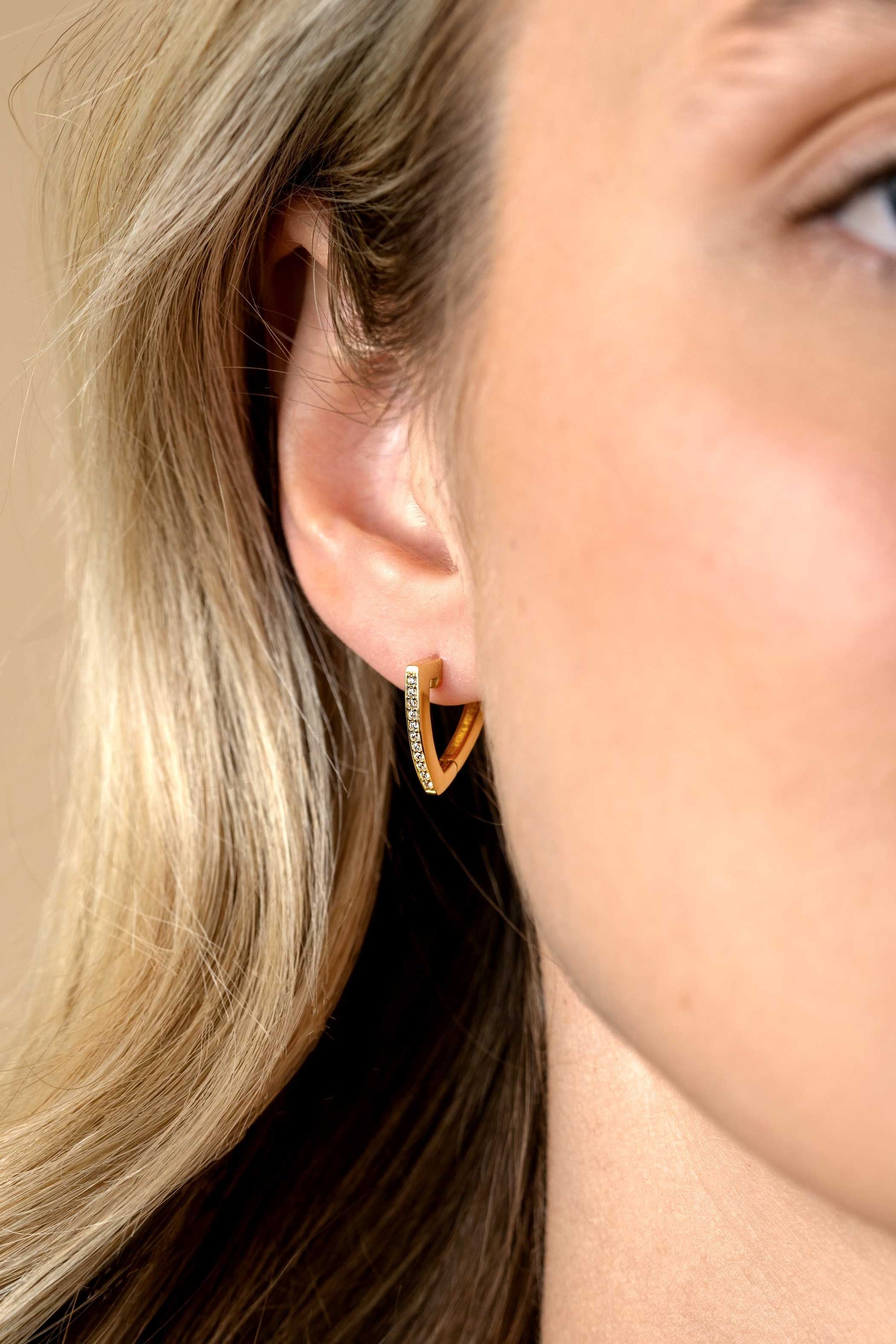 ZINZI gold plated zilveren oorringen driehoeksvorm bezet met witte zirkonia's 14mm ZIO2607 - PansiteNederland.nl