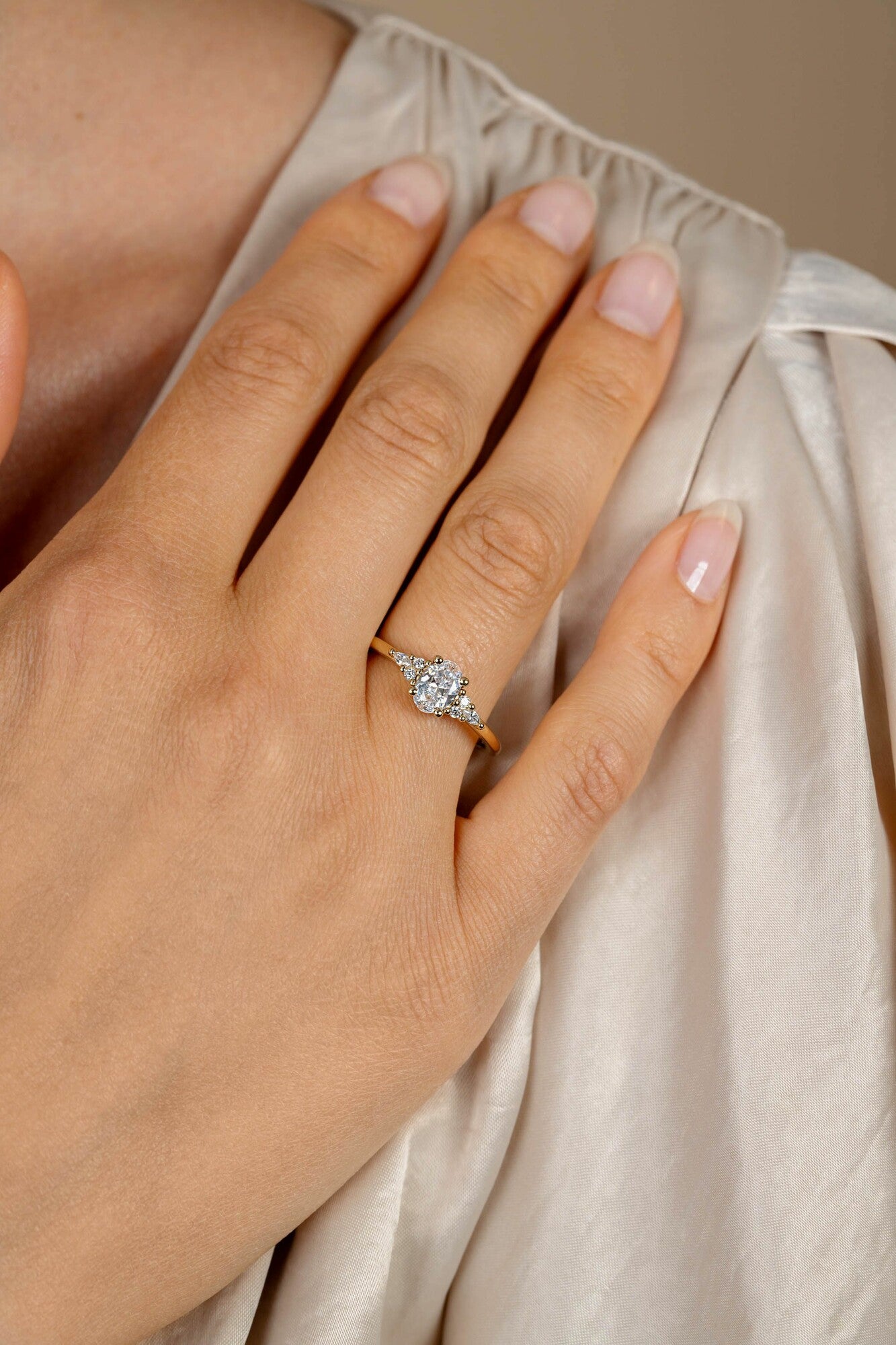ZINZI gold plated zilveren verlovingsring met grote ovale witte zirkonia (7mm) en kleinere zirkonia's, met klein hartje aan de zijkant ZIR2698Y - PansiteNederland.nl
