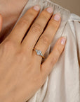 ZINZI gold plated zilveren verlovingsring met grote ovale witte zirkonia (7mm) en kleinere zirkonia's, met klein hartje aan de zijkant ZIR2698Y - PansiteNederland.nl