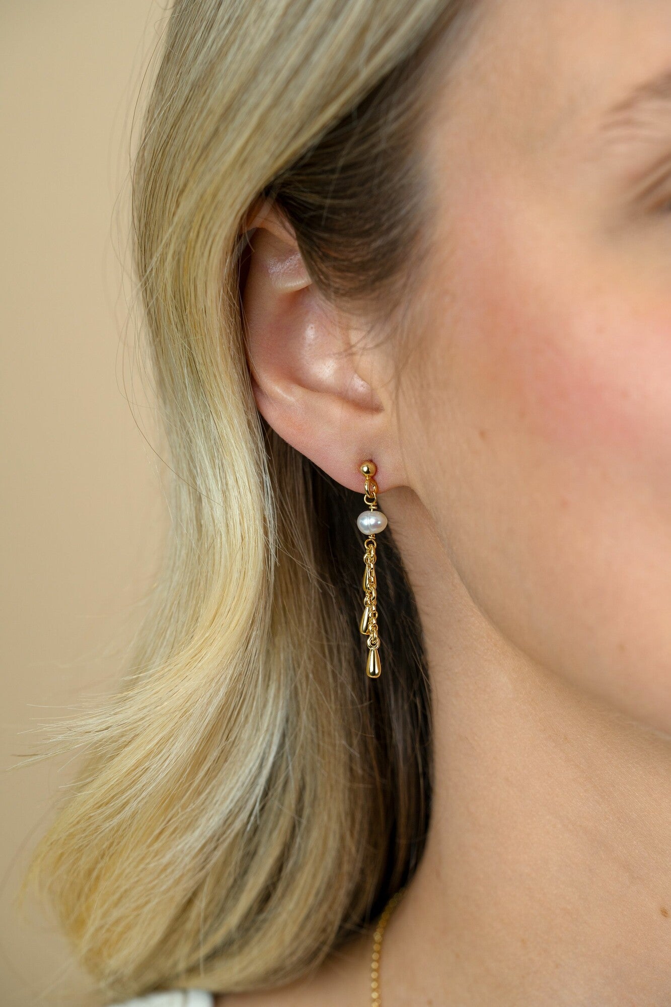 ZINZI gold plated zilveren oorstekers met druppels en witte zoetwaterparels 37mm ZIO2753 - PansiteNederland.nl