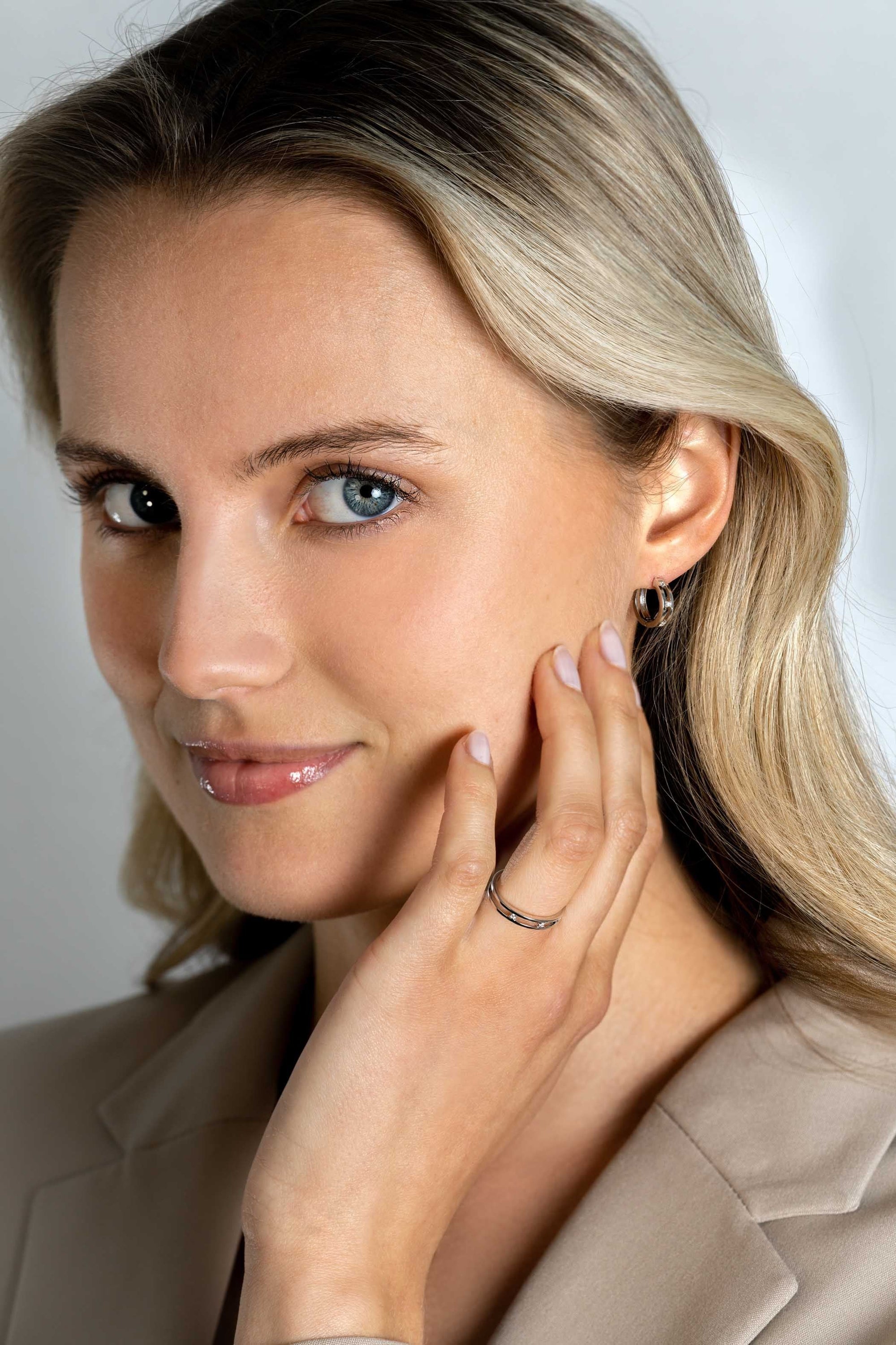 ZINZI zilveren multi-look ring, met de look van twee smalle ringen waartussen drie witte zirkonia's zijn bevestigd ZIR2451 - PansiteNederland.nl