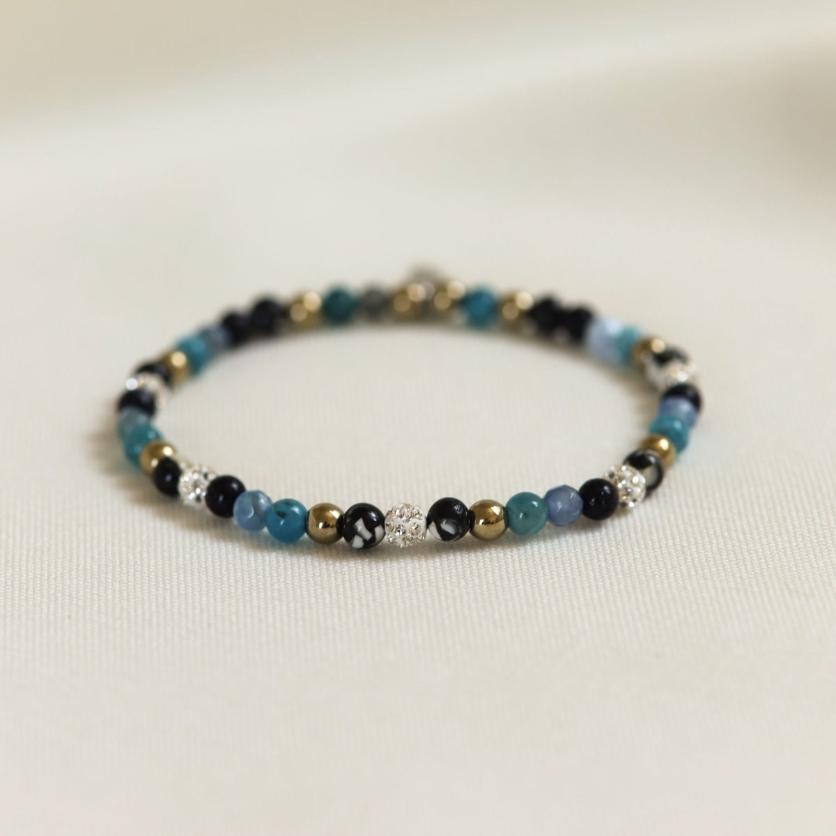 Karma Spiral Loane XXS armband wit gedragen