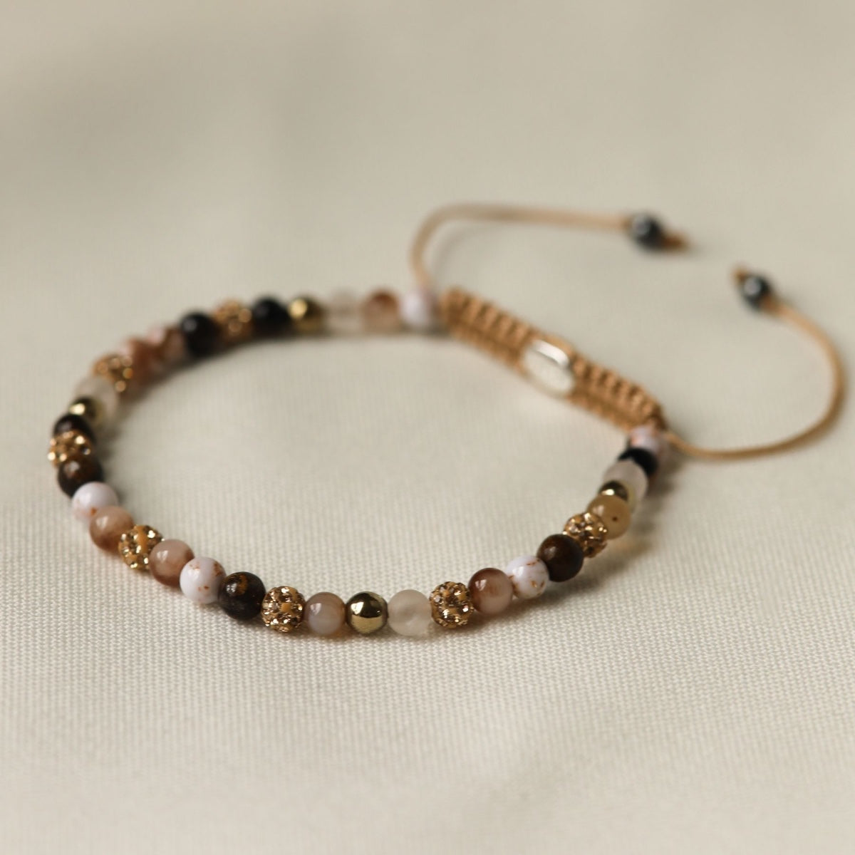 Karma Spiral Junae XXS armband goud gedragen