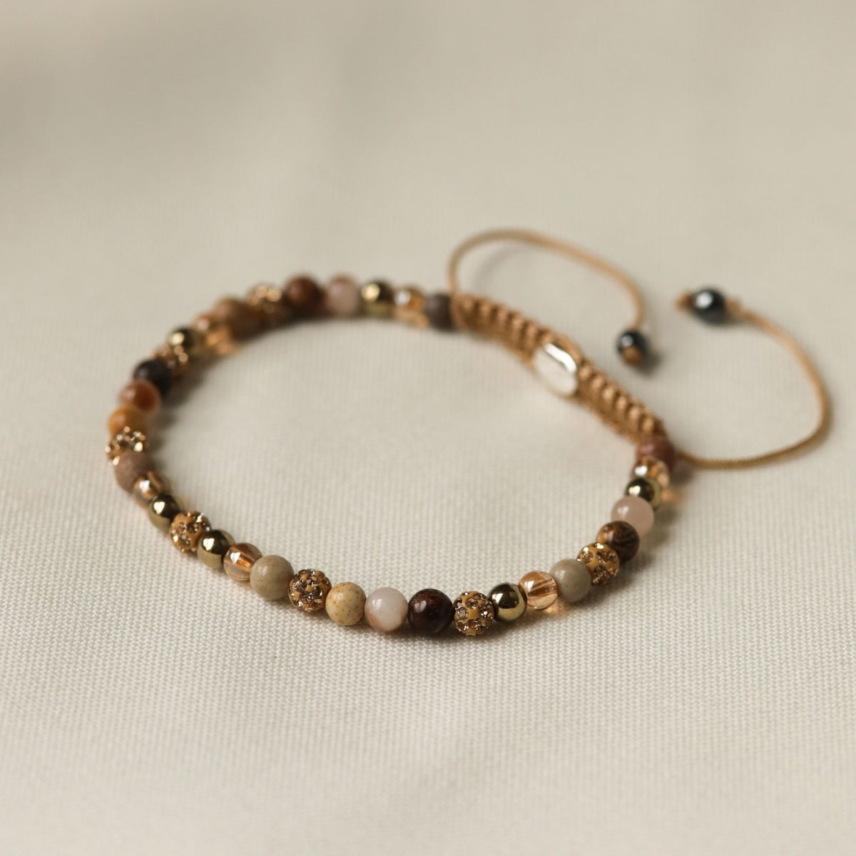 Karma Spiral Nelia XXS armband goud gedragen