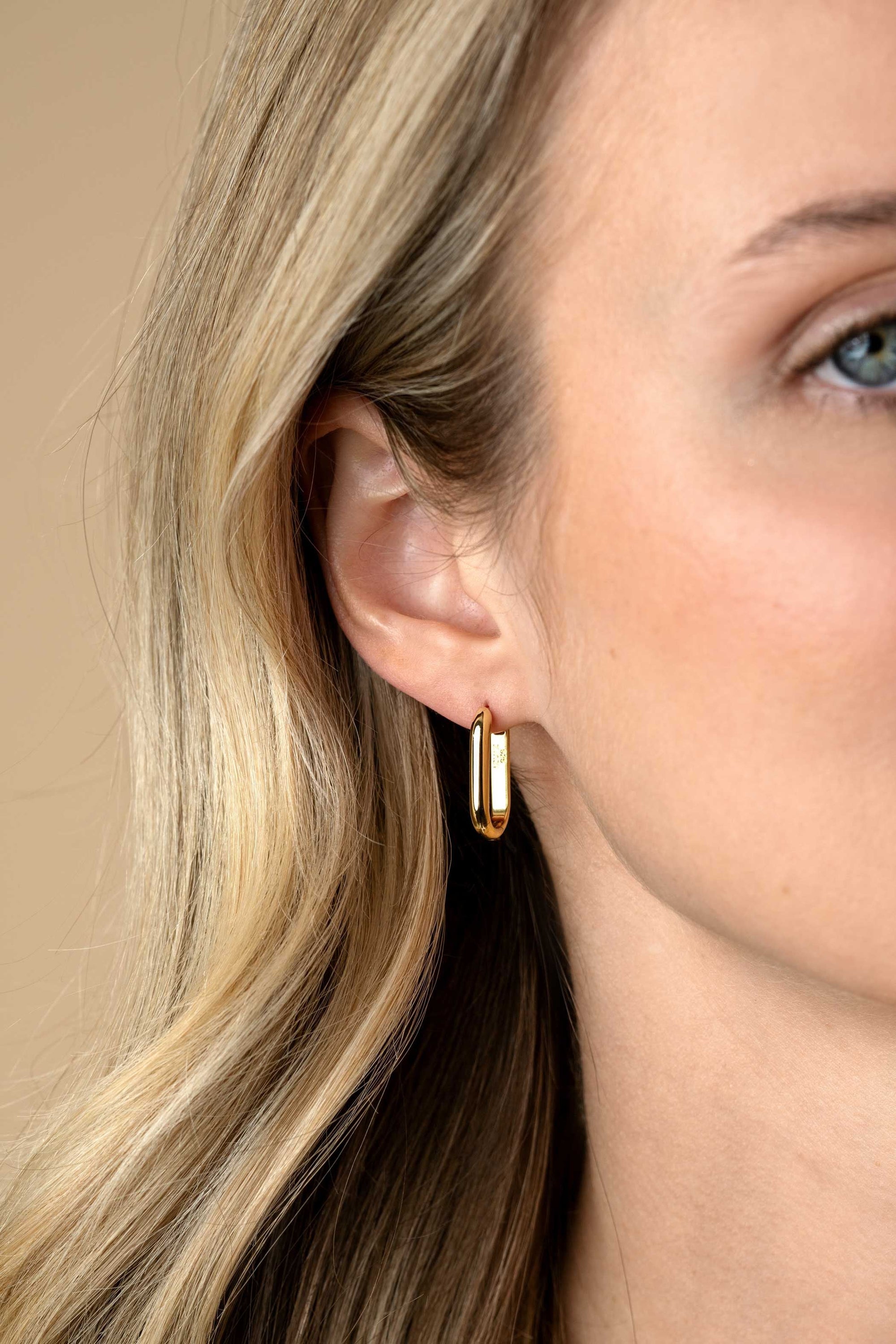 Zinzi gold plated zilveren oorringen in ovale vorm met ronde buis 3mm breed 20mm – ZIO2605G - PansiteNederland.nl