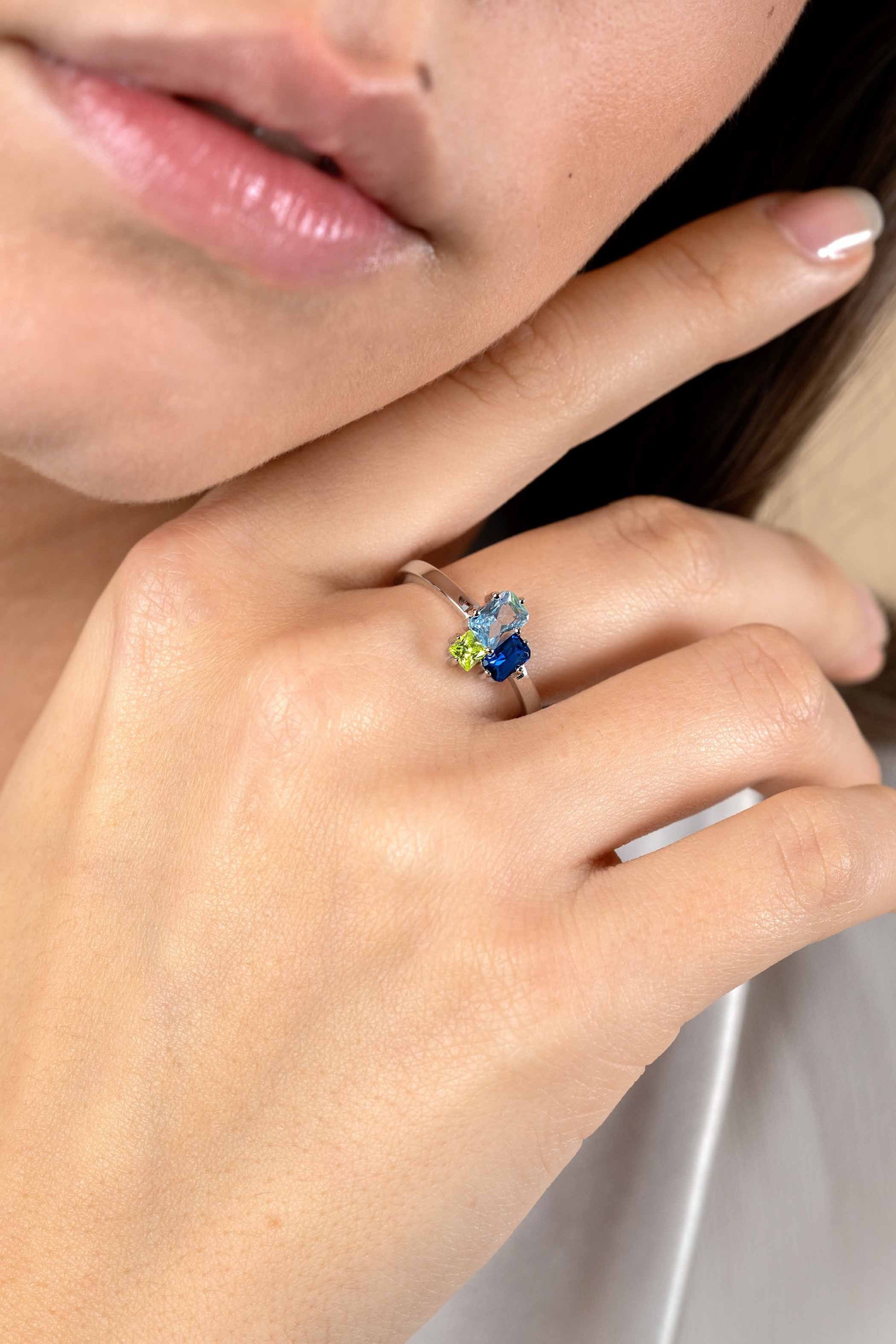 ZINZI zilveren ring met rechthoekige zettingen, bezet met licht groene, licht blauwe en saffier blauwe kleurstenen ZIR2496 - PansiteNederland.nl