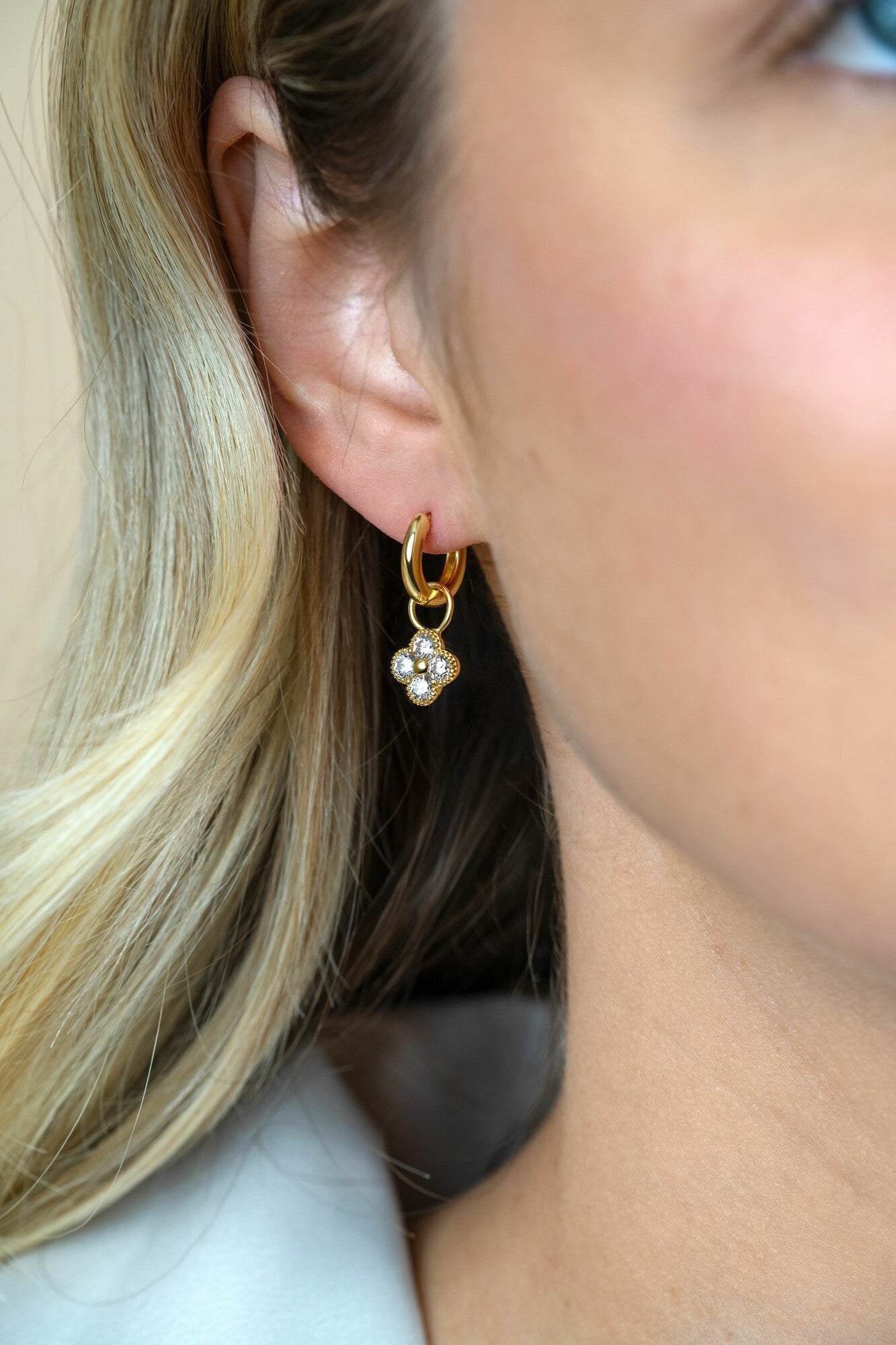 ZINZI gold plated zilveren oorbedels klavertje 8mm ZICH2735Y (zonder oorringen) - PansiteNederland.nl
