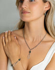 ZINZI zilveren fantasie schakel armband met ovale schakel, bezet met witte zirkonia's en twee groenachtig blauwe (petrol) kleurstenen in vierpootszetting 18-21cm ZIA2487