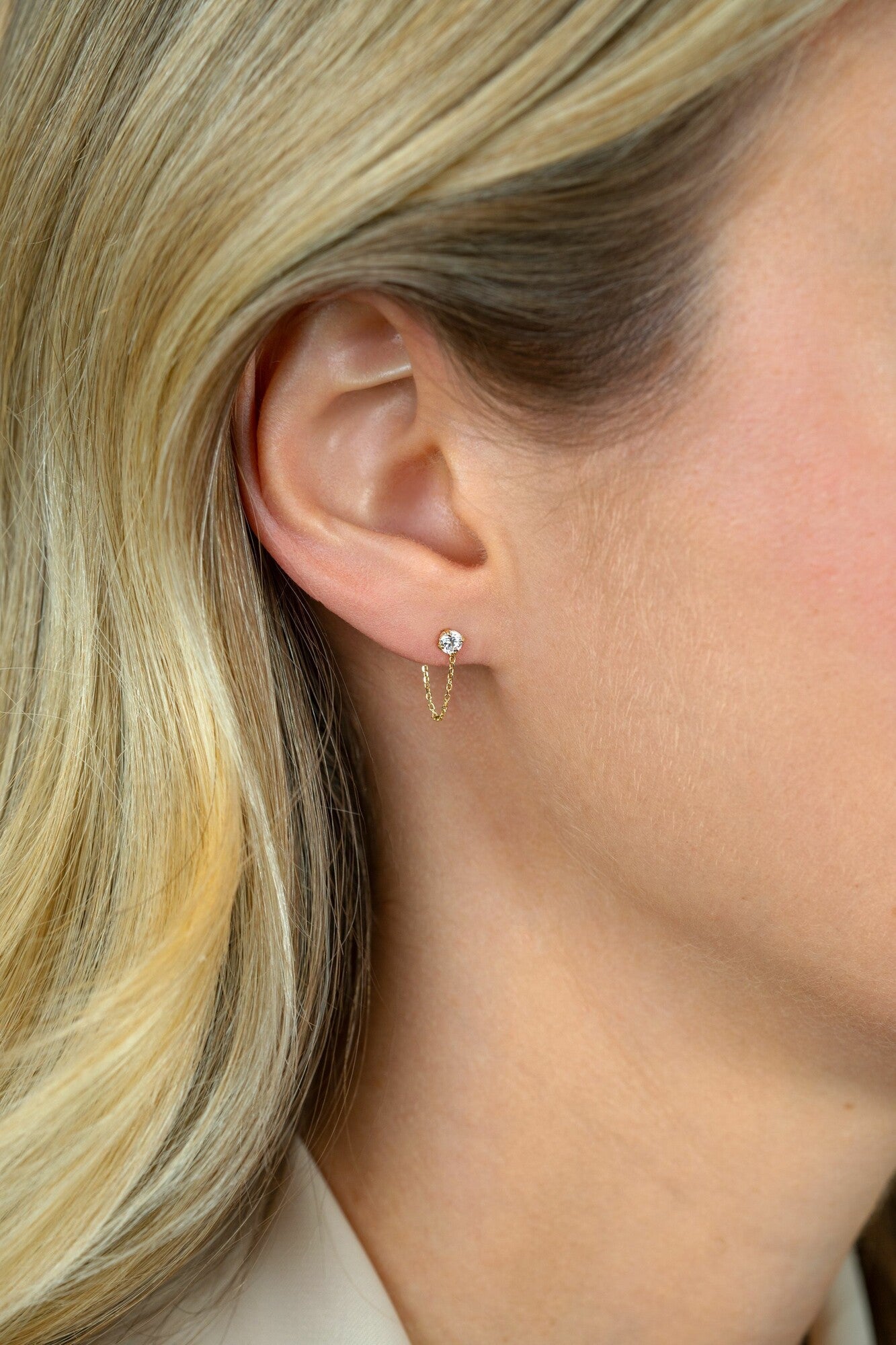 ZINZI Gold 14 krt gouden oorstekers met ketting en ronde witte zirkonia 12mm ZGO552 - PansiteNederland.nl