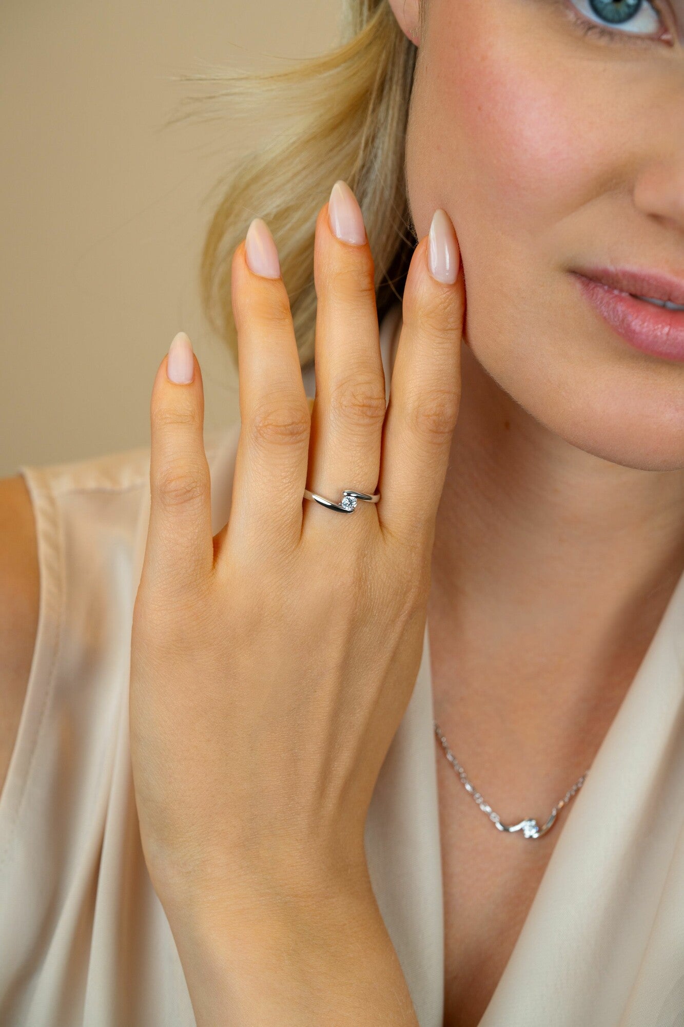 ZINZI zilveren ring (6mm breed) met ronde zirkonia, sierlijk omklemd door twee banen ZIR2766 - PansiteNederland.nl