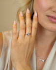 ZINZI zilveren ring (6mm breed) met ronde zirkonia, sierlijk omklemd door twee banen ZIR2766 - PansiteNederland.nl