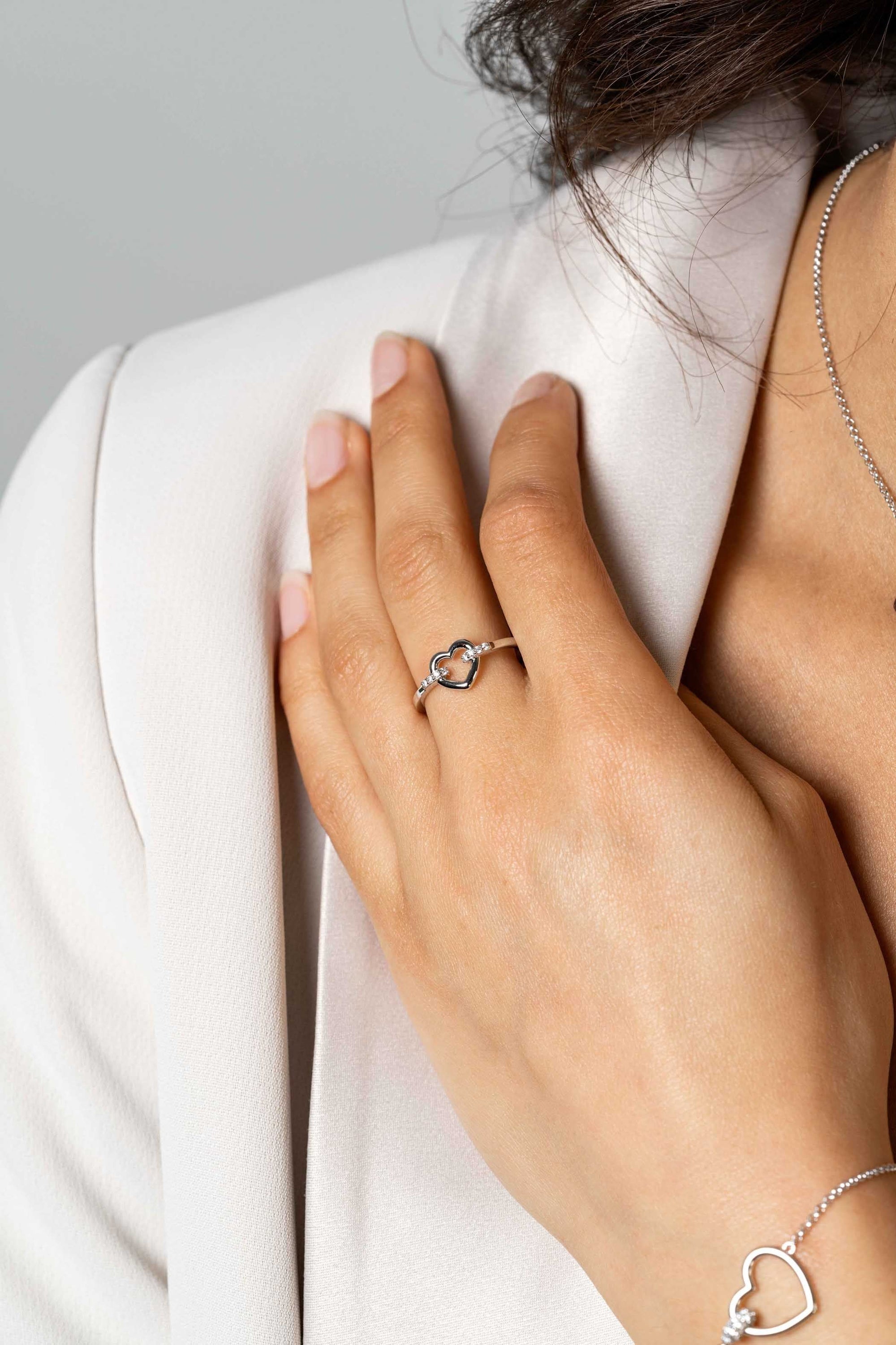 ZINZI zilveren ring open hart, bezet met witte zirkonia's in band ZIR1755 - PansiteNederland.nl
