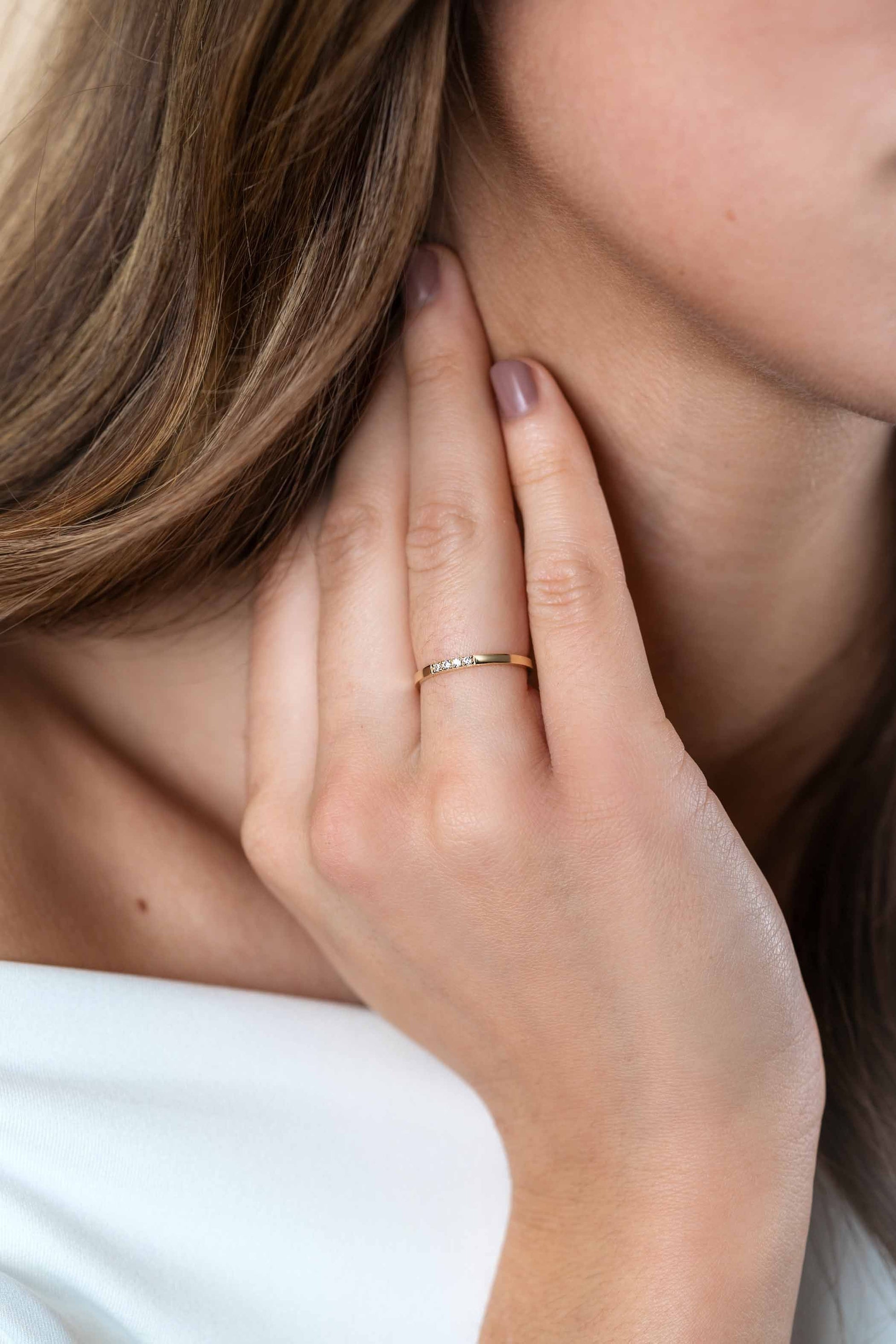 ZINZI Gold 14 krt gouden ring (1,7mm breed) bezet met vier witte zirkonia's ZGR407 - PansiteNederland.nl