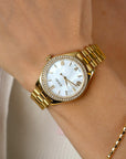 ZINZI Tresor horloge 32mm bezet met witte zirkonia's, parelmoer wijzerplaat en goudkleurige stalen kast en schakelband ZIW2434 + gratis armband t.w.v. 39,95 - PansiteNederland.nl