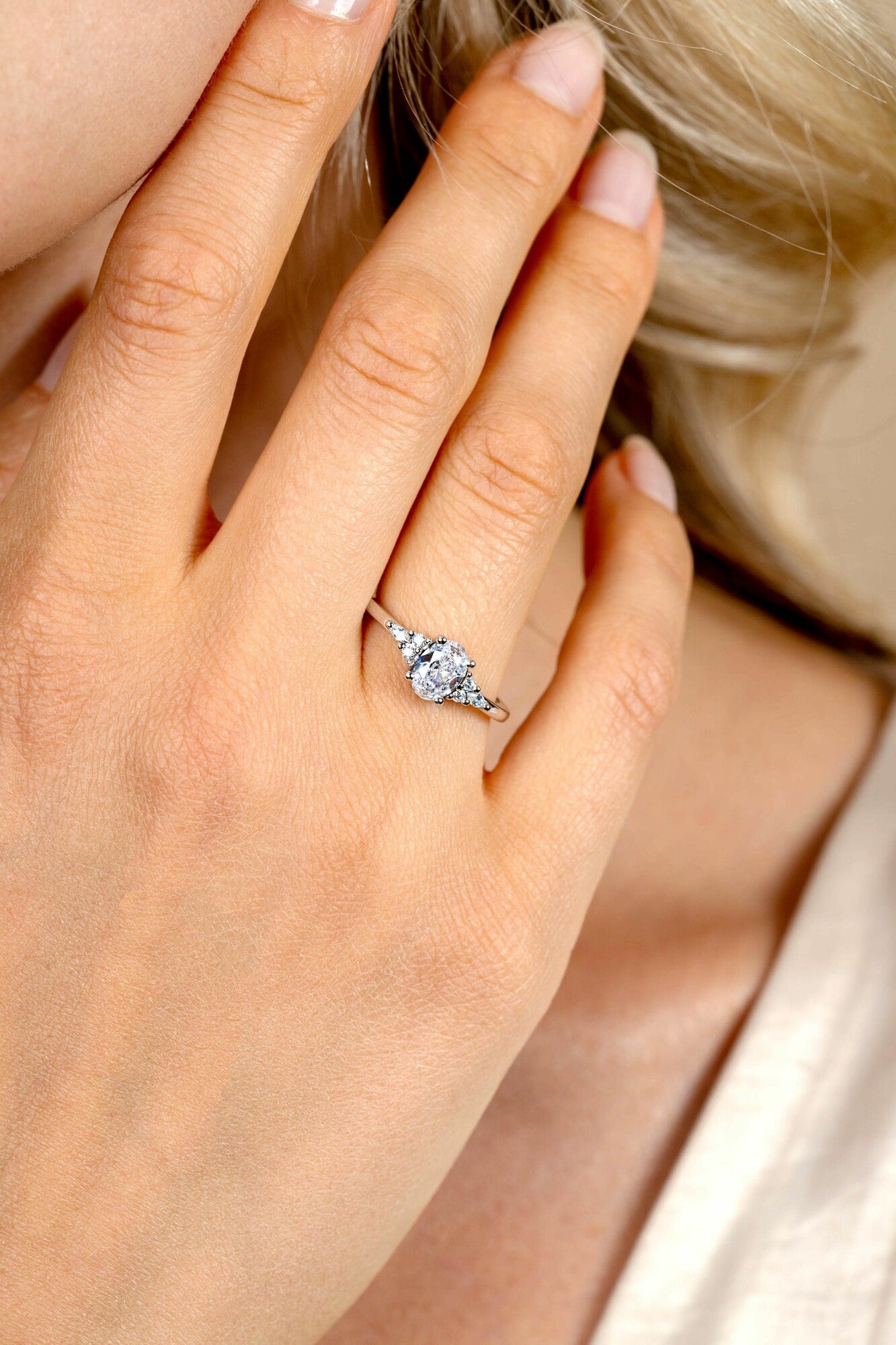 ZINZI zilveren verlovingsring met grote ovale witte zirkonia (7mm) en kleinere zirkonia's, met klein hartje aan de zijkant ZIR2698 - PansiteNederland.nl
