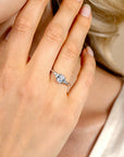 ZINZI zilveren verlovingsring met grote ovale witte zirkonia (7mm) en kleinere zirkonia's, met klein hartje aan de zijkant ZIR2698 - PansiteNederland.nl