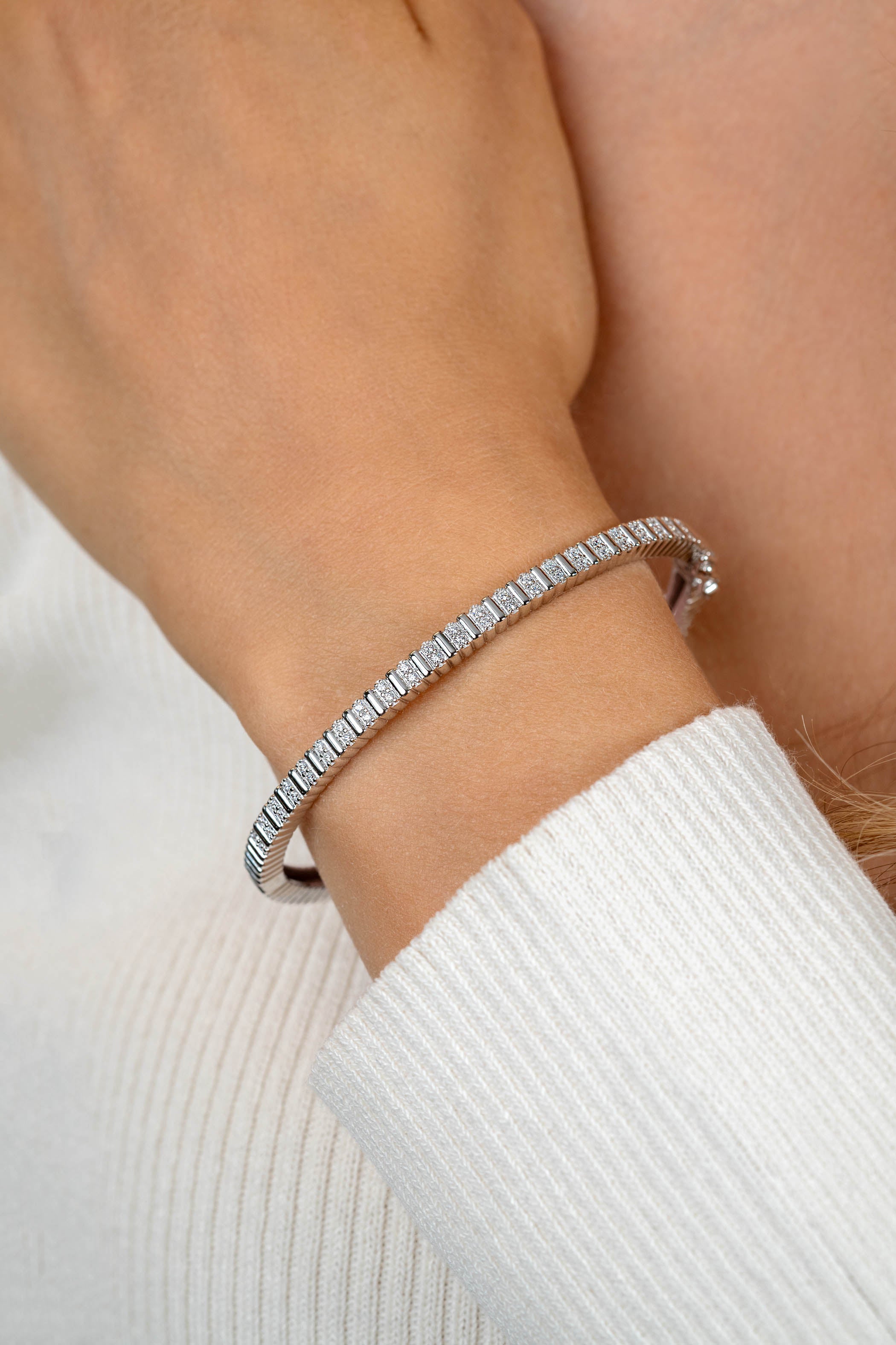 ZINZI zilveren bangle armband 4mm breed, bezet met witte zirkonia's 60mm - ZIA2686