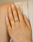 ZINZI zilveren ring (6mm breed) met ronde zirkonia, sierlijk omklemd door twee banen ZIR2766 - PansiteNederland.nl