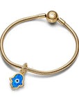 Pandora Opalescent Blue Hamsa Hand Dangle Charm 762699C01, exclusief en kwalitatief hoogwaardig. Ontdek nu!