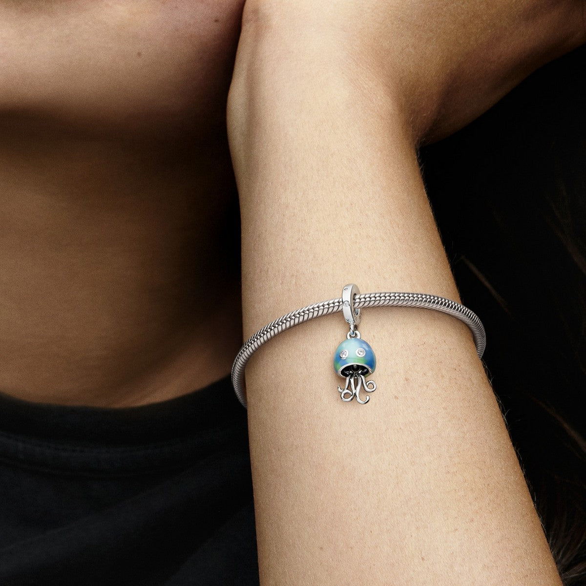 Pandora Kleurveranderende Jellyfish Dangle Charm 792704C01, exclusief en kwalitatief hoogwaardig. Ontdek nu!