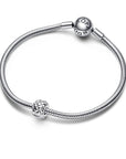 Pandora Studded Clip Charm 792746C00, exclusief en kwalitatief hoogwaardig. Ontdek nu!