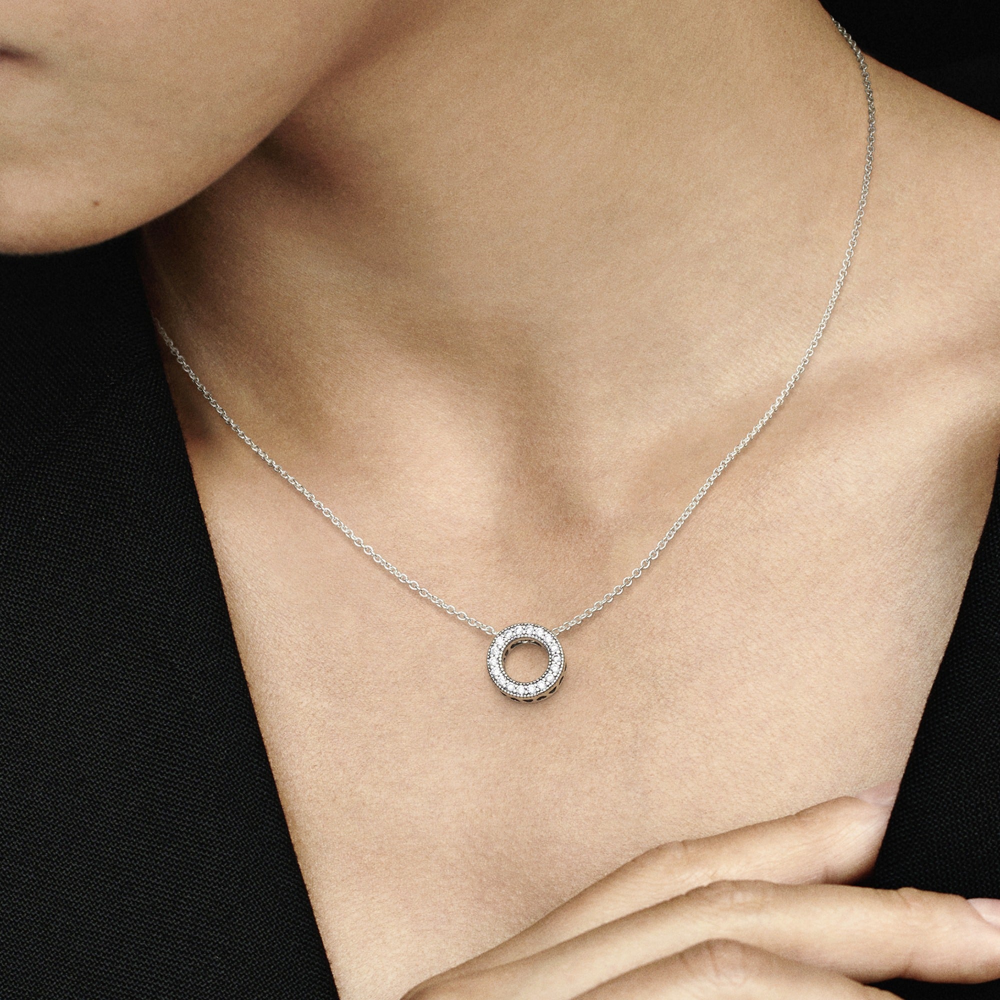 Pandora Logo Pavé Circle Halsketting zilver 397436CZ