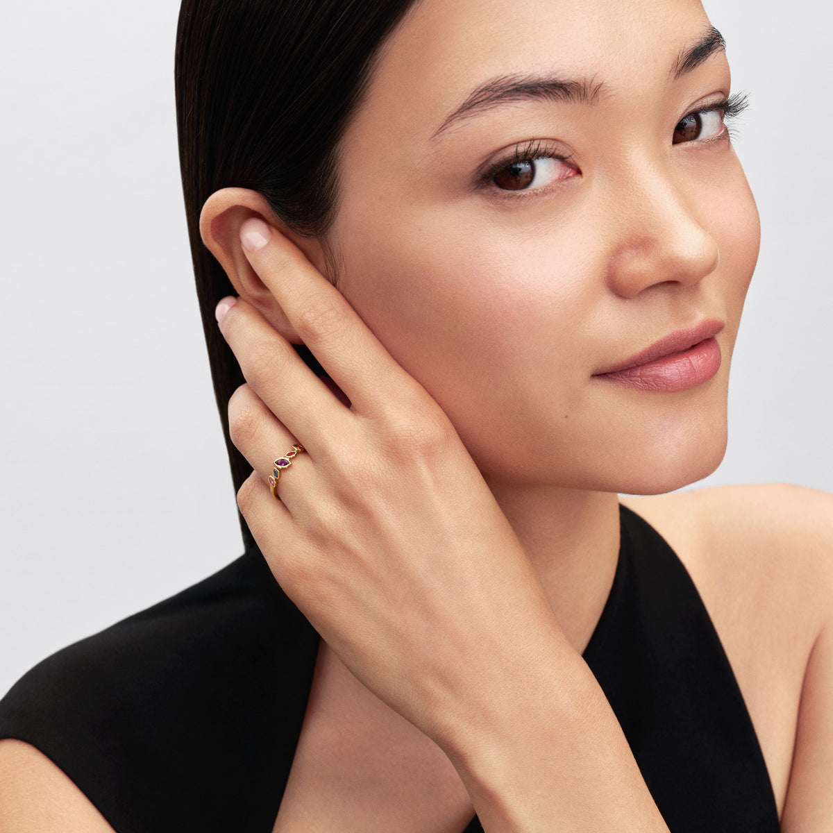 Model draagt de Pandora Disney Pocahontas Ring goudverguld