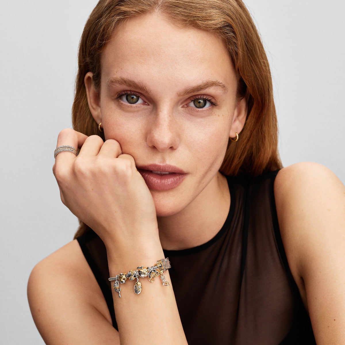 Model draagt de Pandora Disney Belle Roos Hangende Bedel met Lab-grown Diamant bicolor zilver en goudverguld