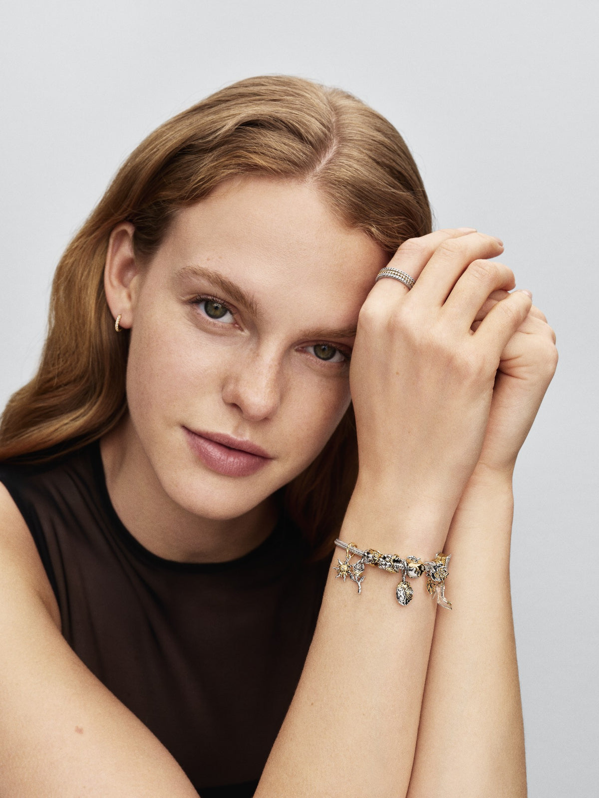 Model draagt de Pandora Disney Belle Roos Hangende Bedel met Lab-grown Diamant bicolor zilver en goudverguld