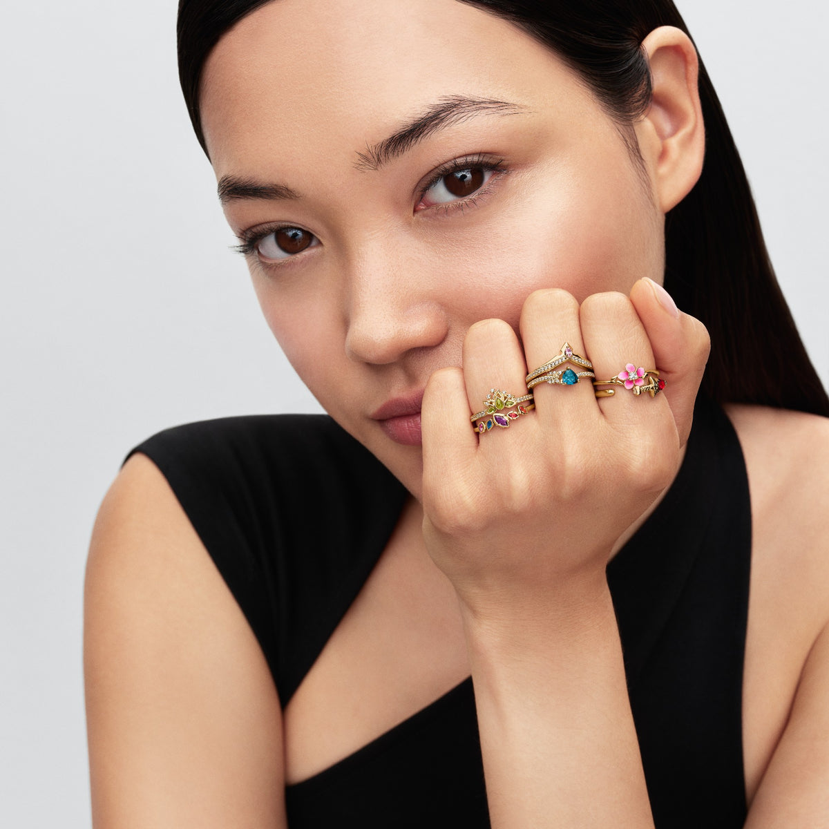 Model draagt de Pandora Disney Pocahontas Ring goudverguld